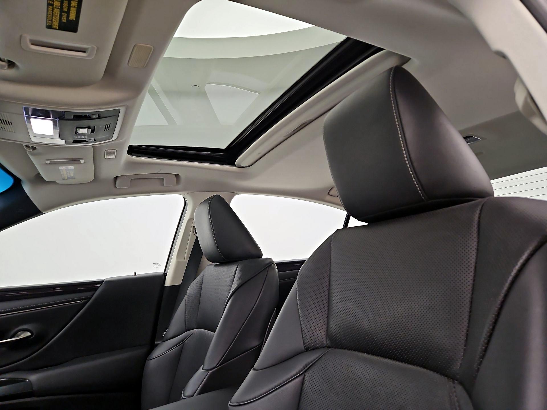 Thumbnail: 2021 Lexus ES - 19