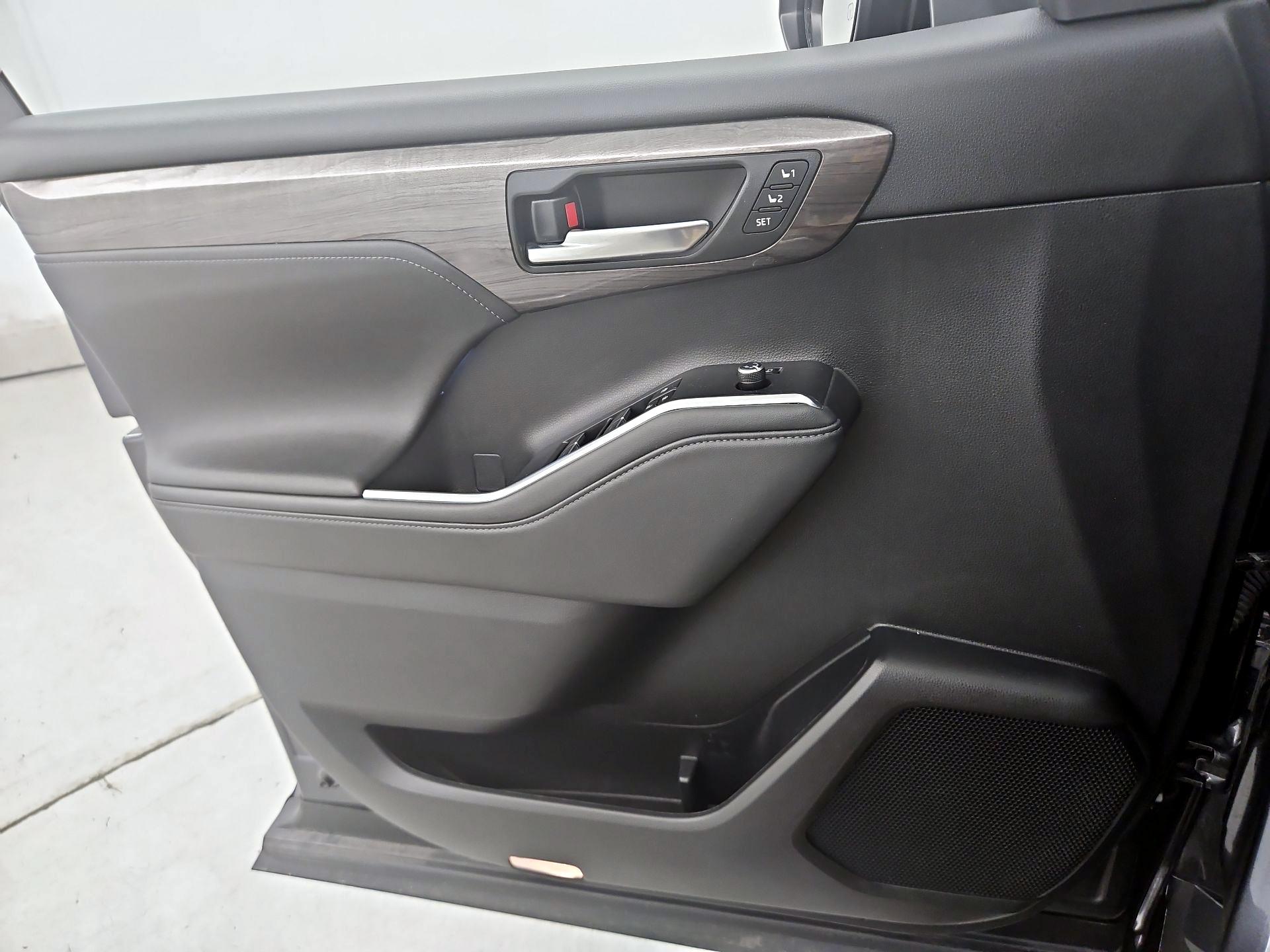 Thumbnail: 2023 Toyota Highlander - 12