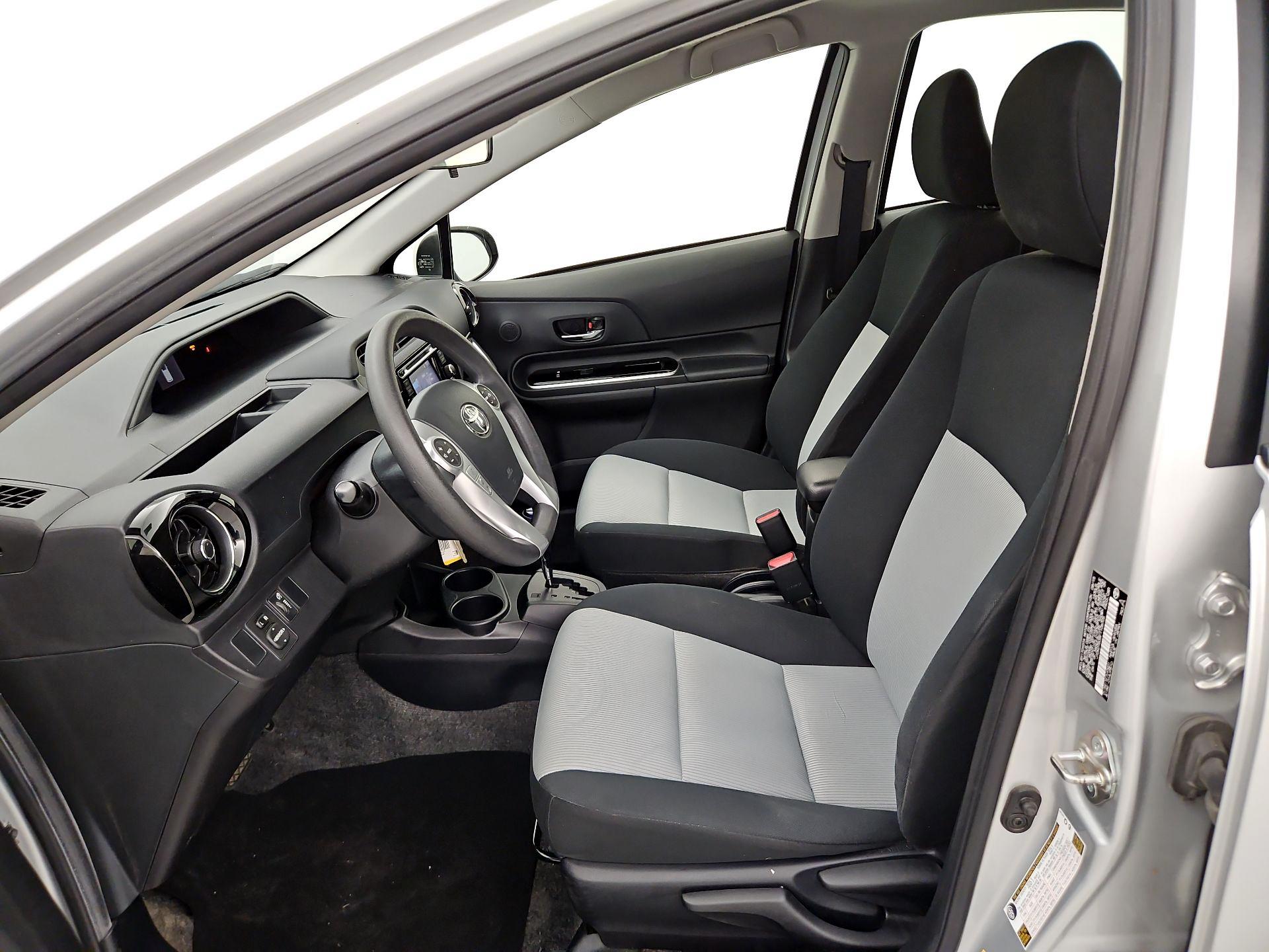 Thumbnail: 2015 Toyota Prius c - 11