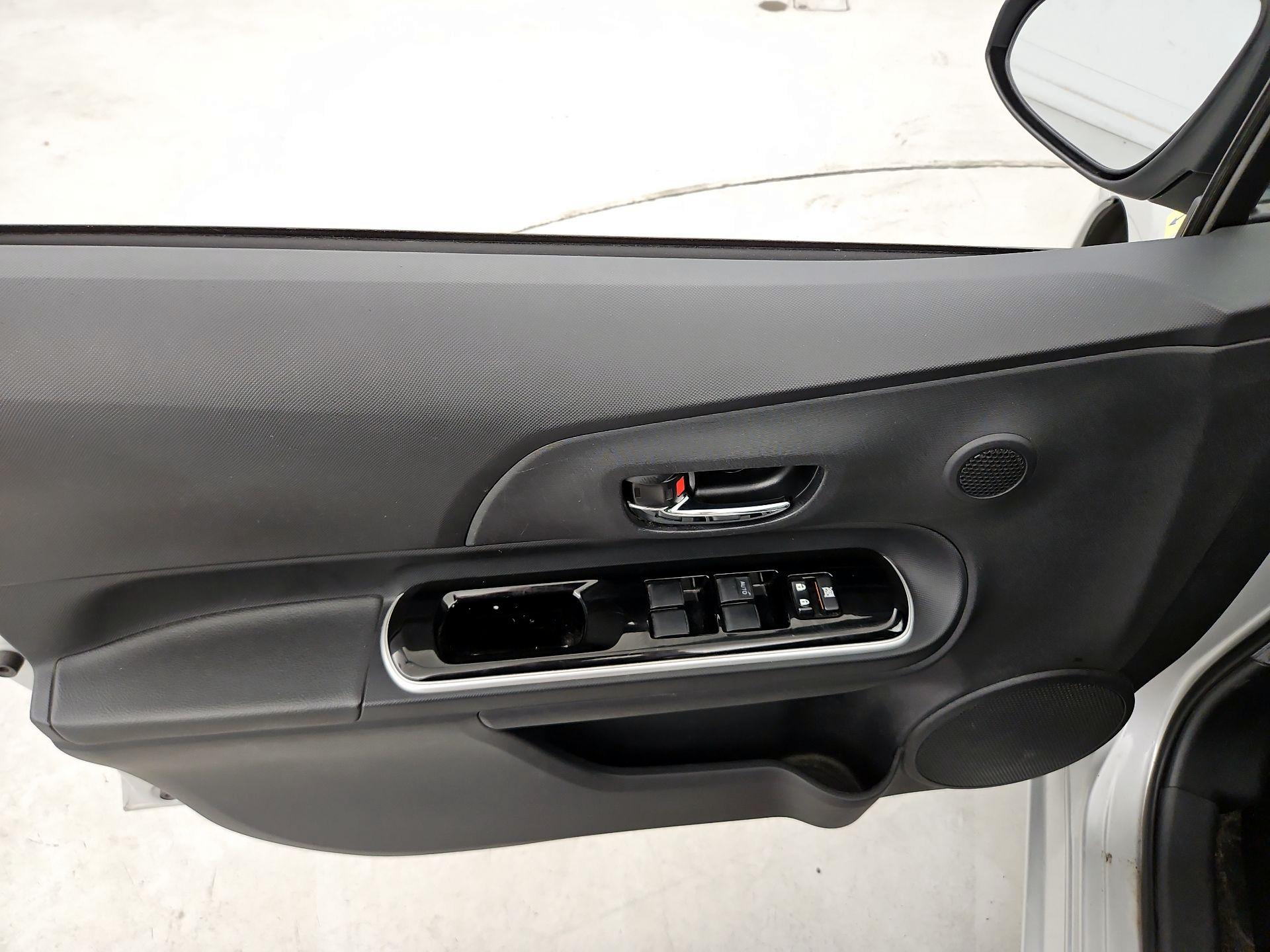 Thumbnail: 2015 Toyota Prius c - 12