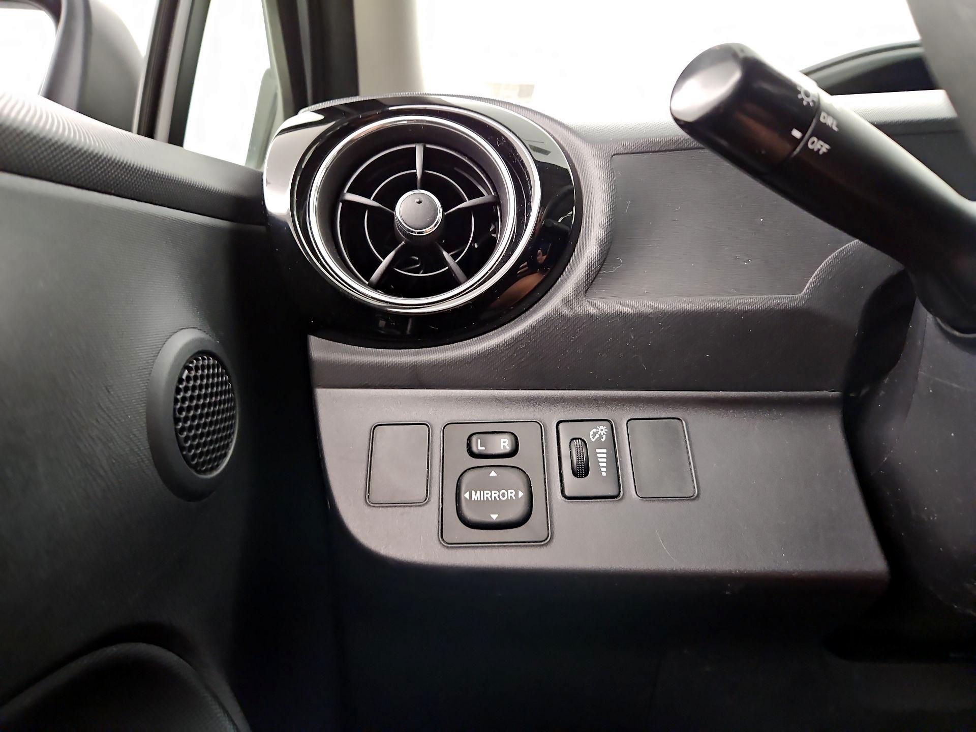 Thumbnail: 2015 Toyota Prius c - 13