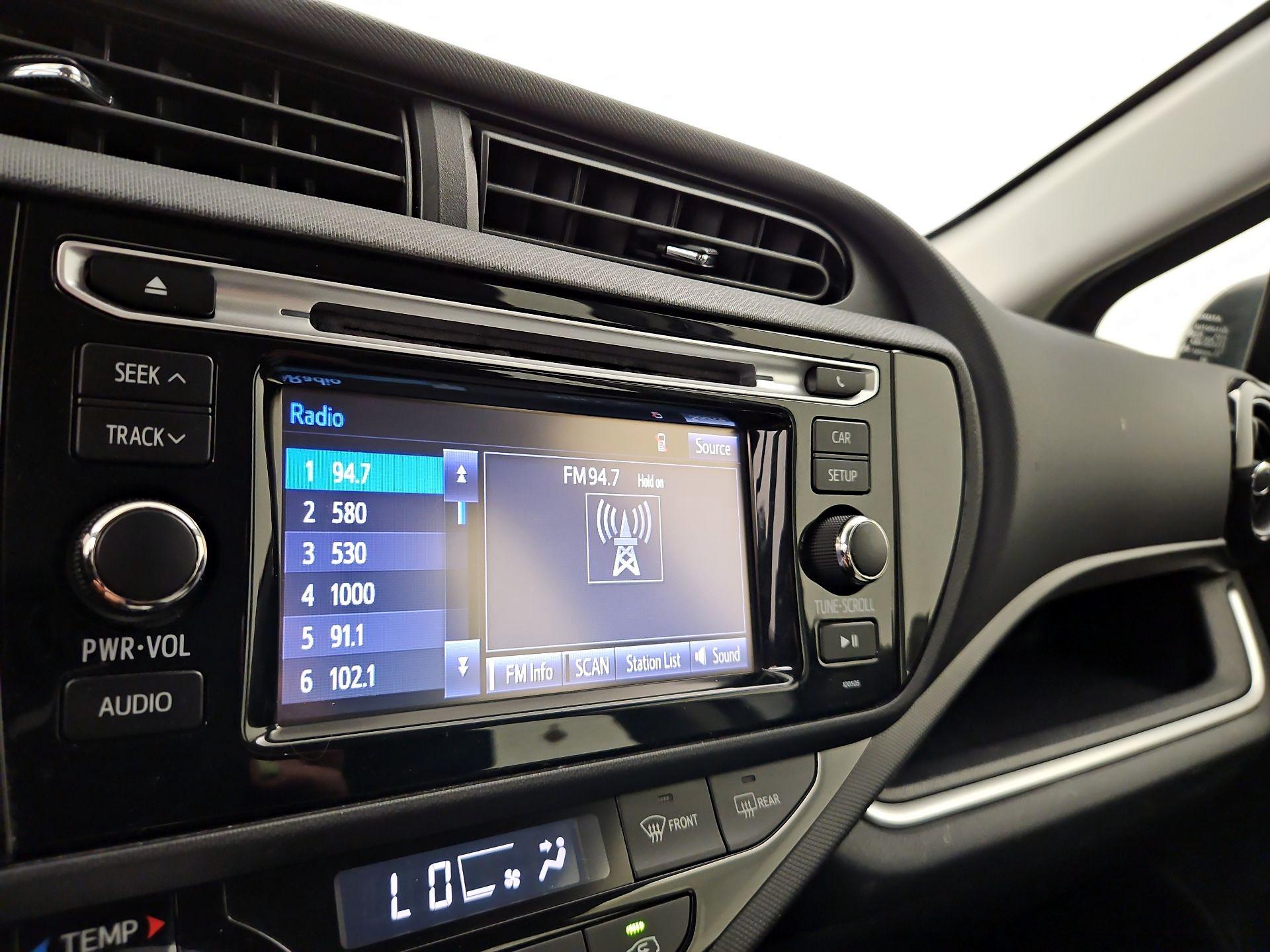 Thumbnail: 2015 Toyota Prius c - 14