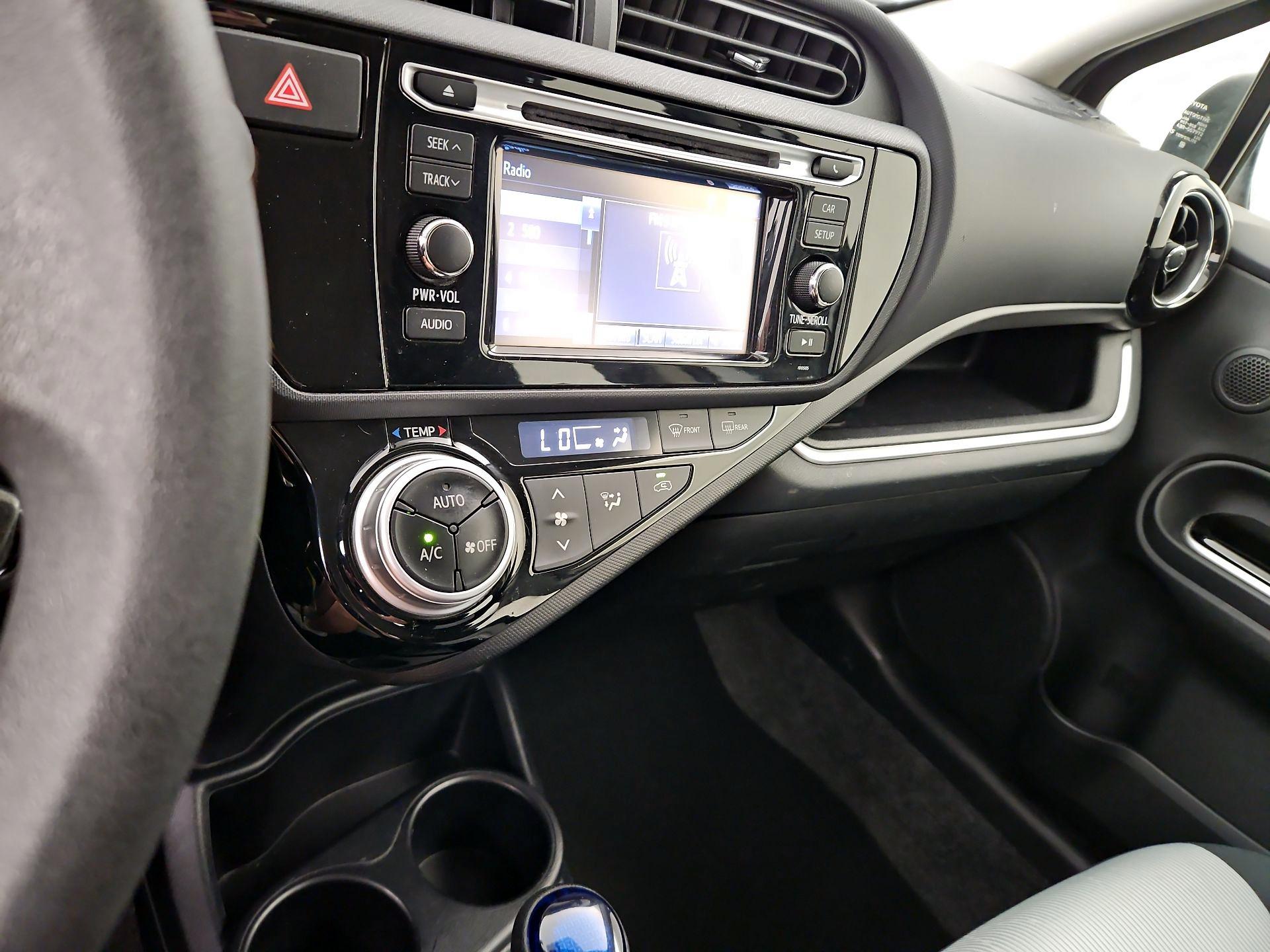 Thumbnail: 2015 Toyota Prius c - 15