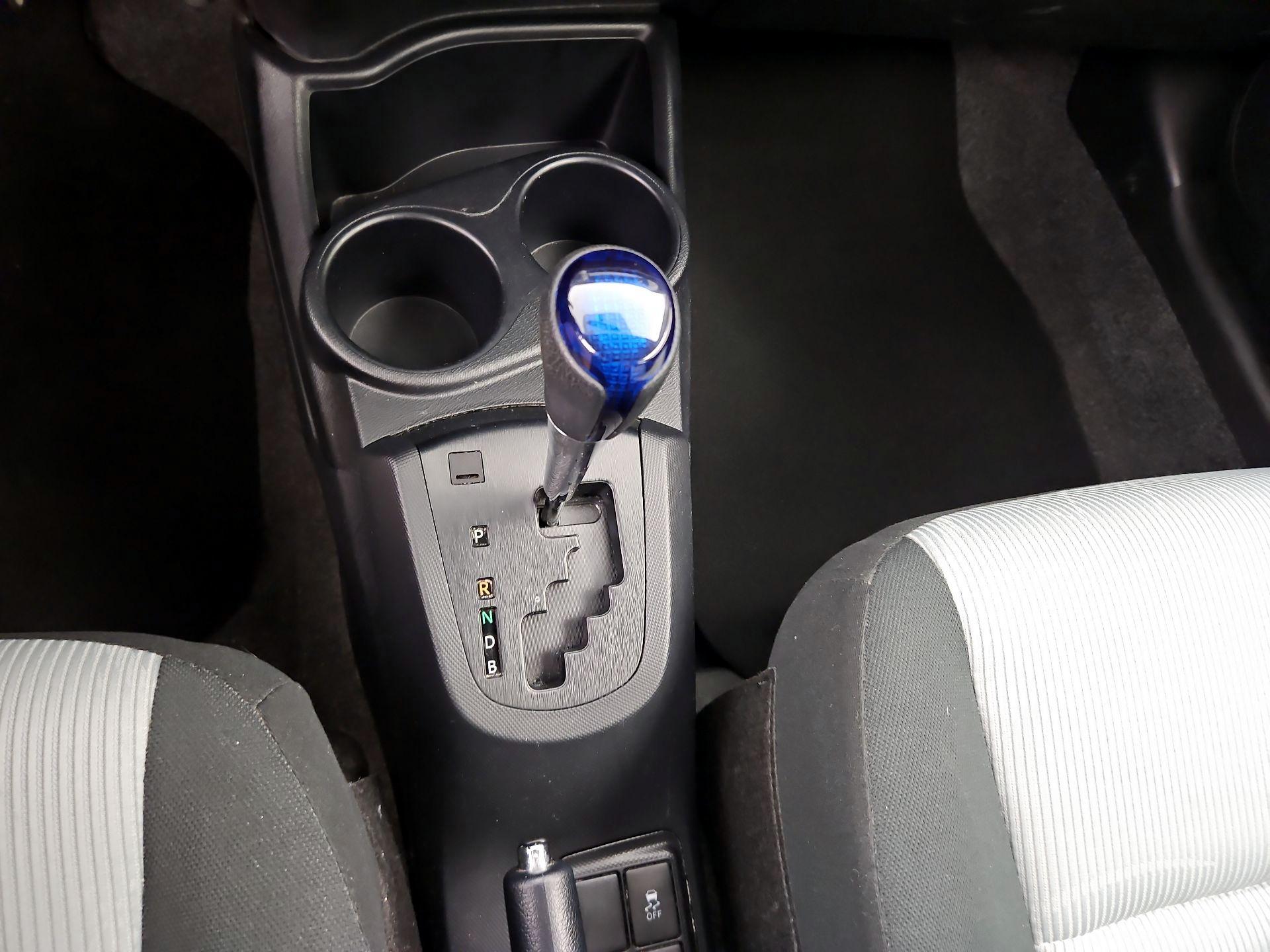 Thumbnail: 2015 Toyota Prius c - 16