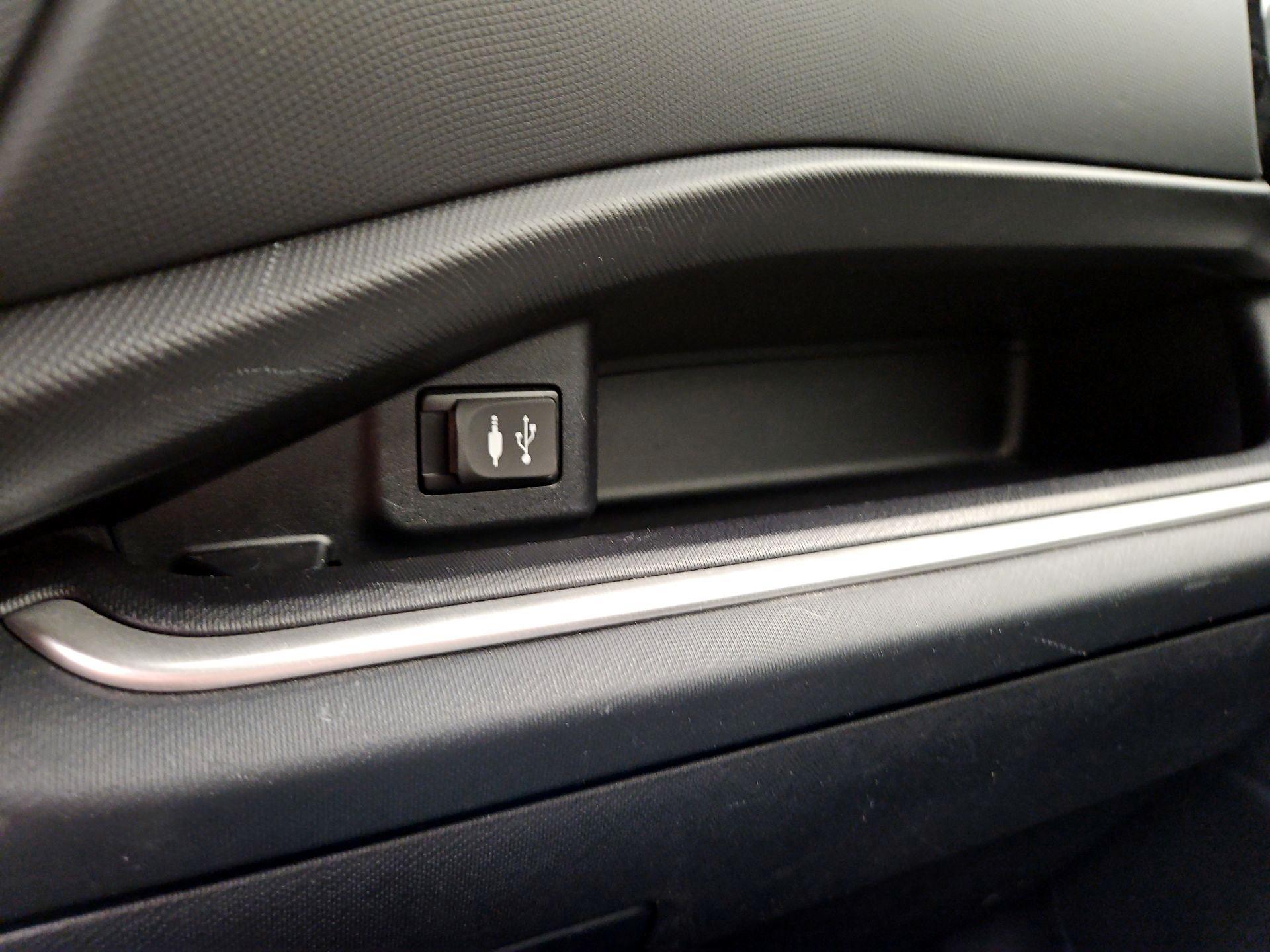 Thumbnail: 2015 Toyota Prius c - 17