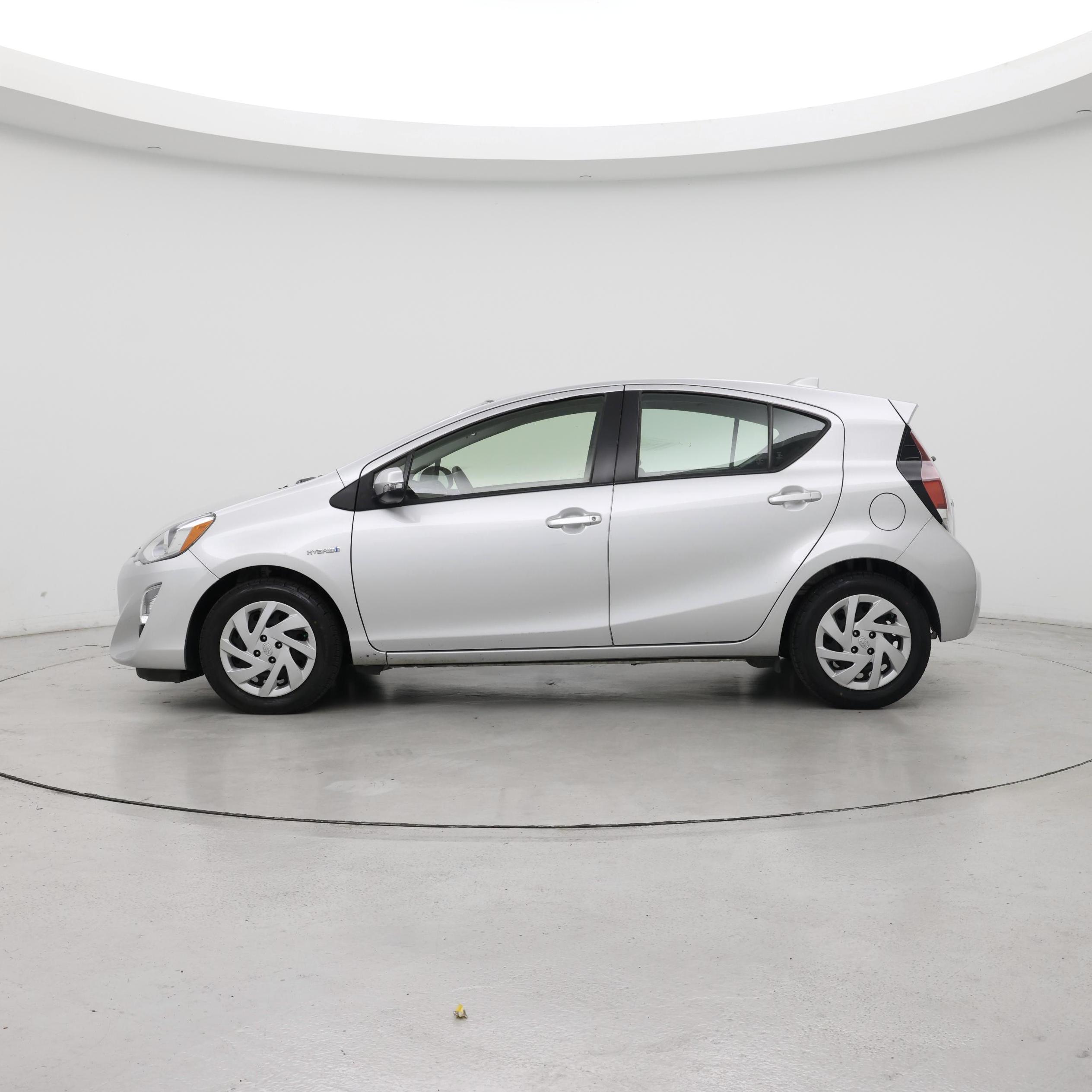 Thumbnail: 2015 Toyota Prius c - 3