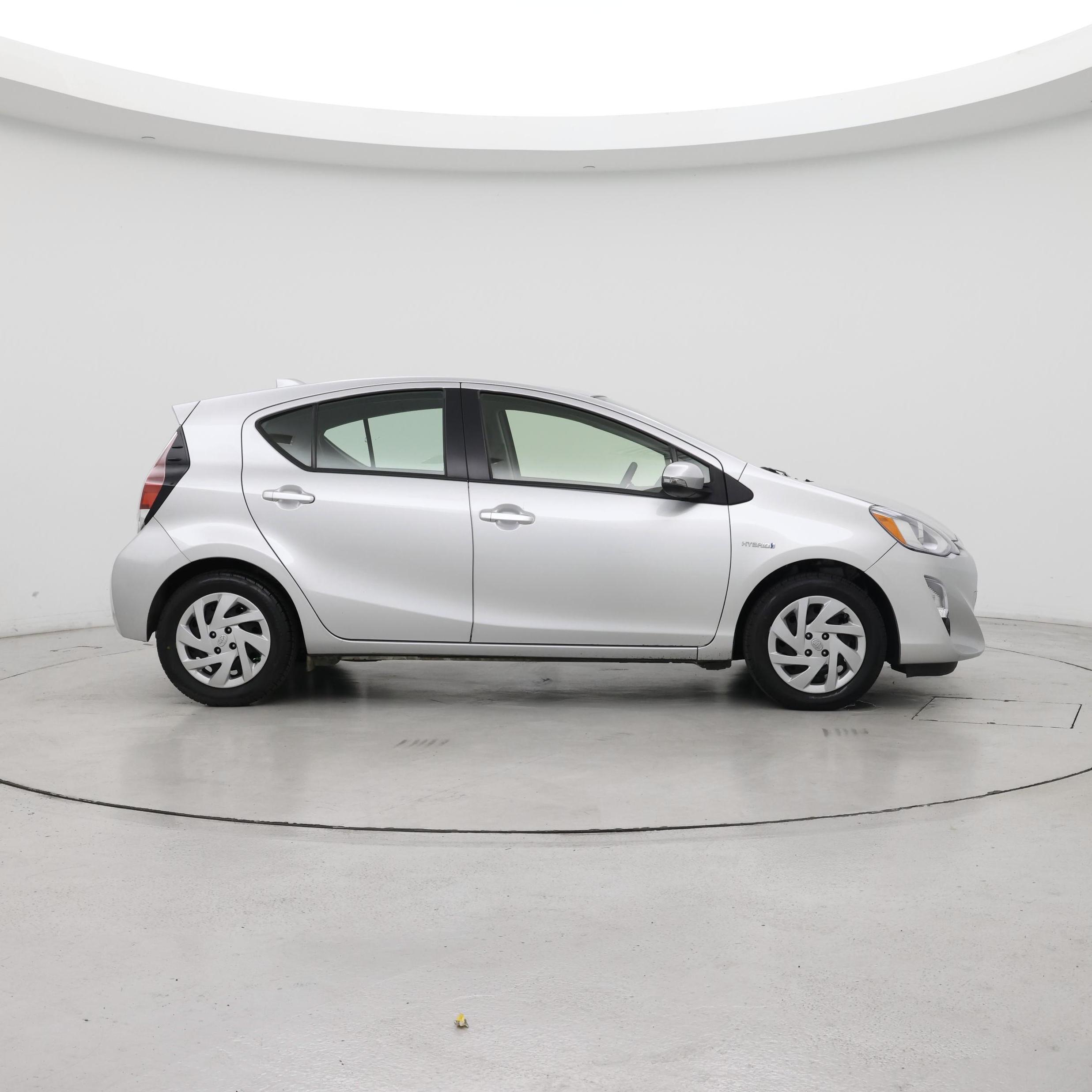 Thumbnail: 2015 Toyota Prius c - 7