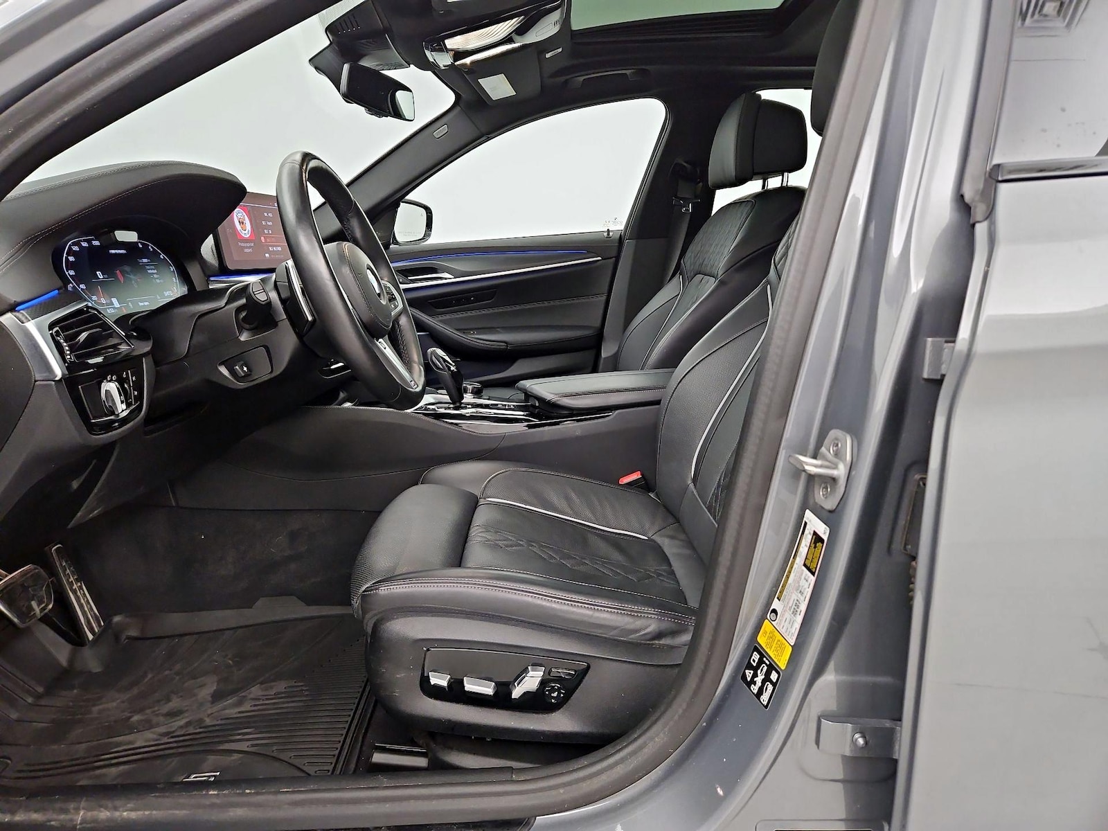 2023 BMW 5 Series M550i - Photo 12