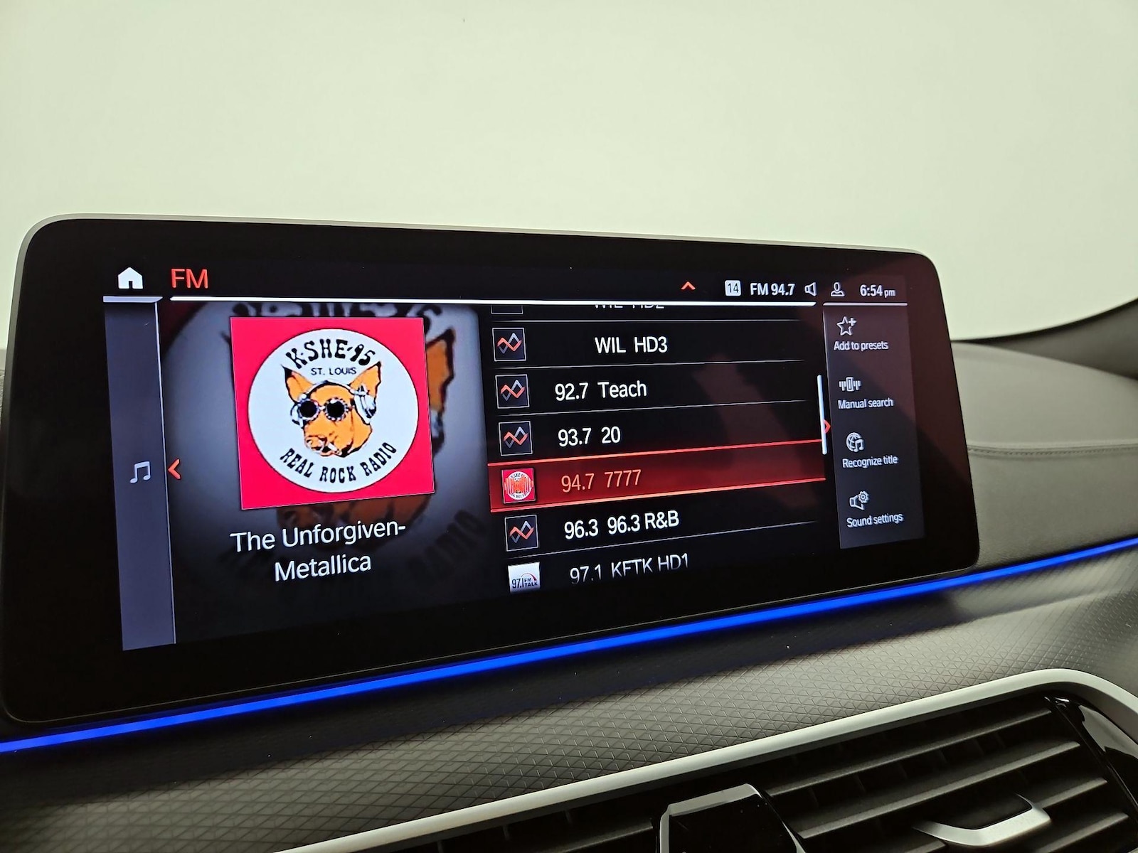 2023 BMW 5 Series M550i - Photo 17