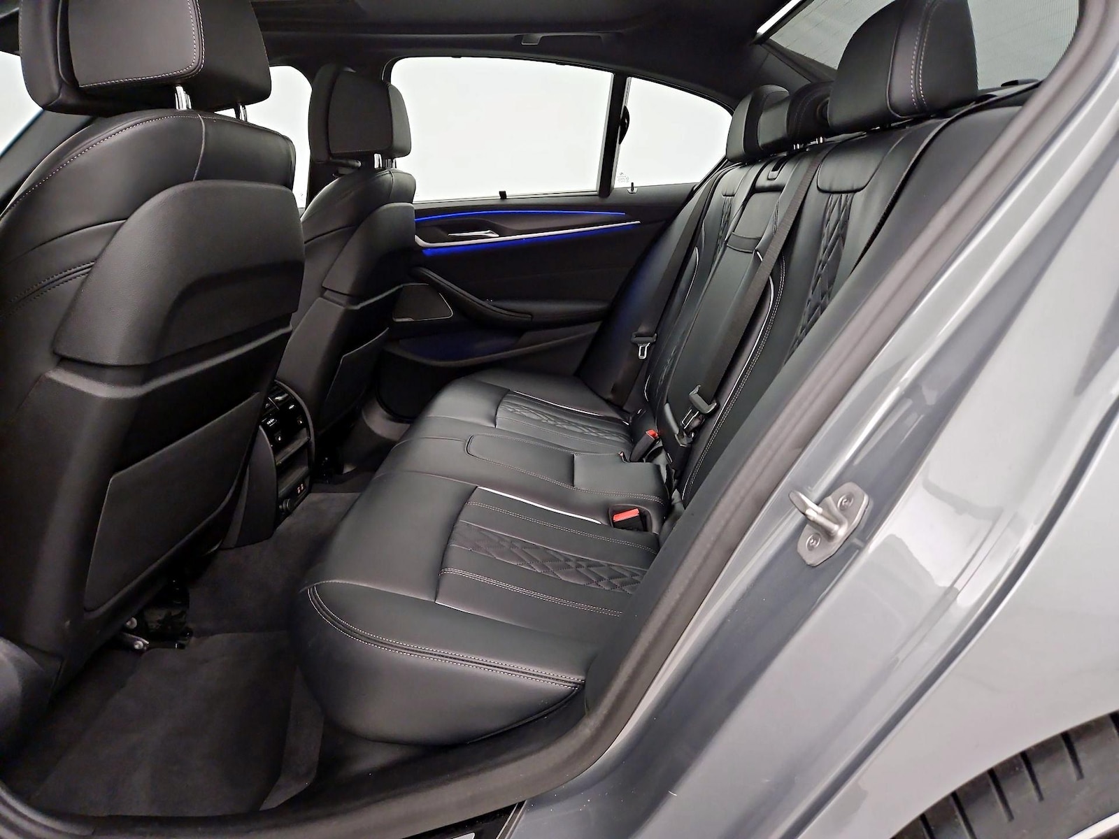 2023 BMW 5 Series M550i - Photo 22