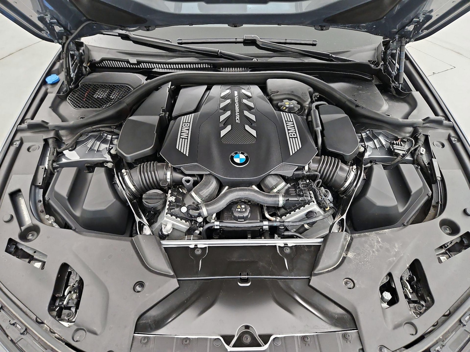 2023 BMW 5 Series M550i - Photo 24