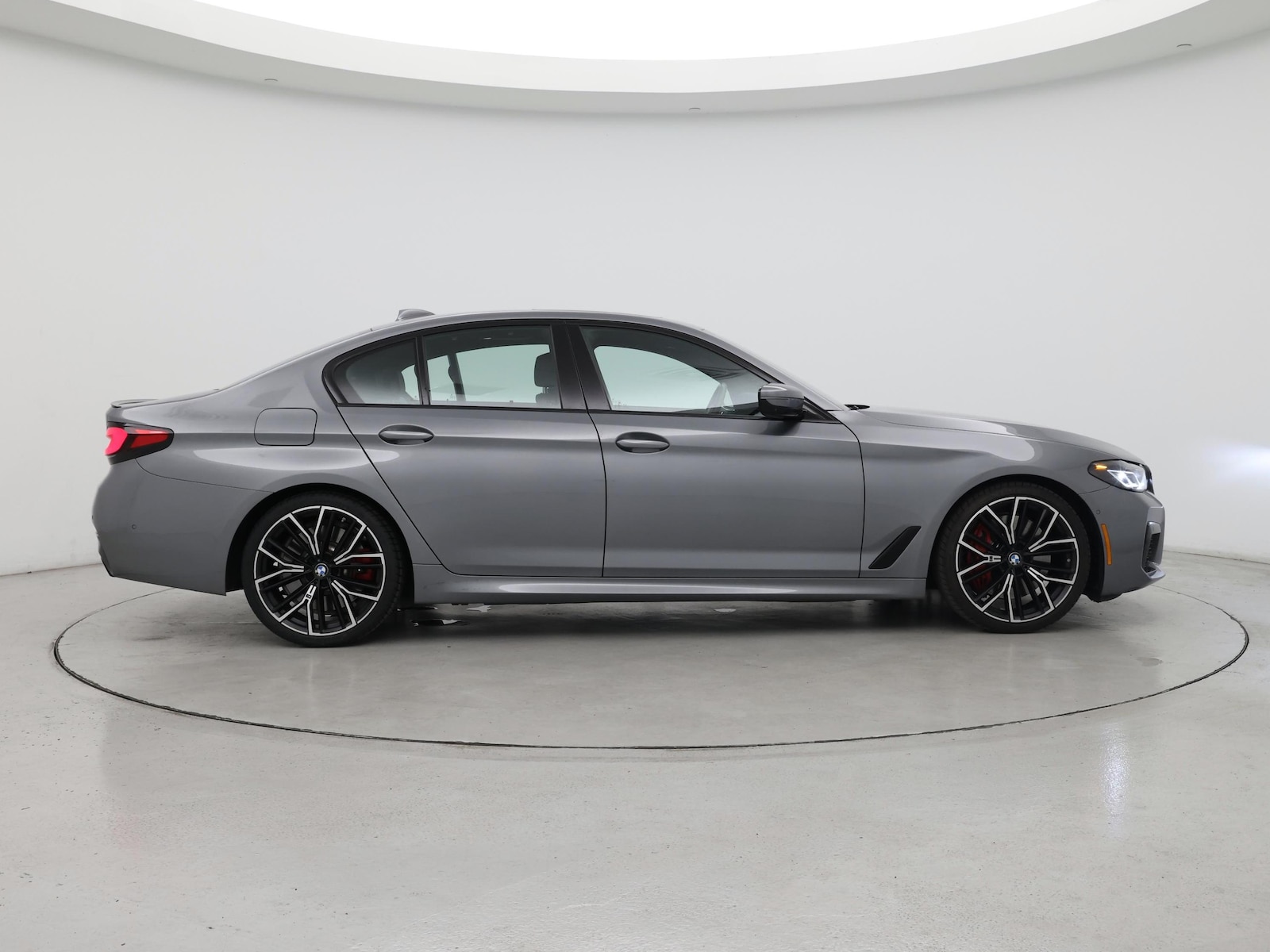 2023 BMW 5 Series M550i - Photo 8