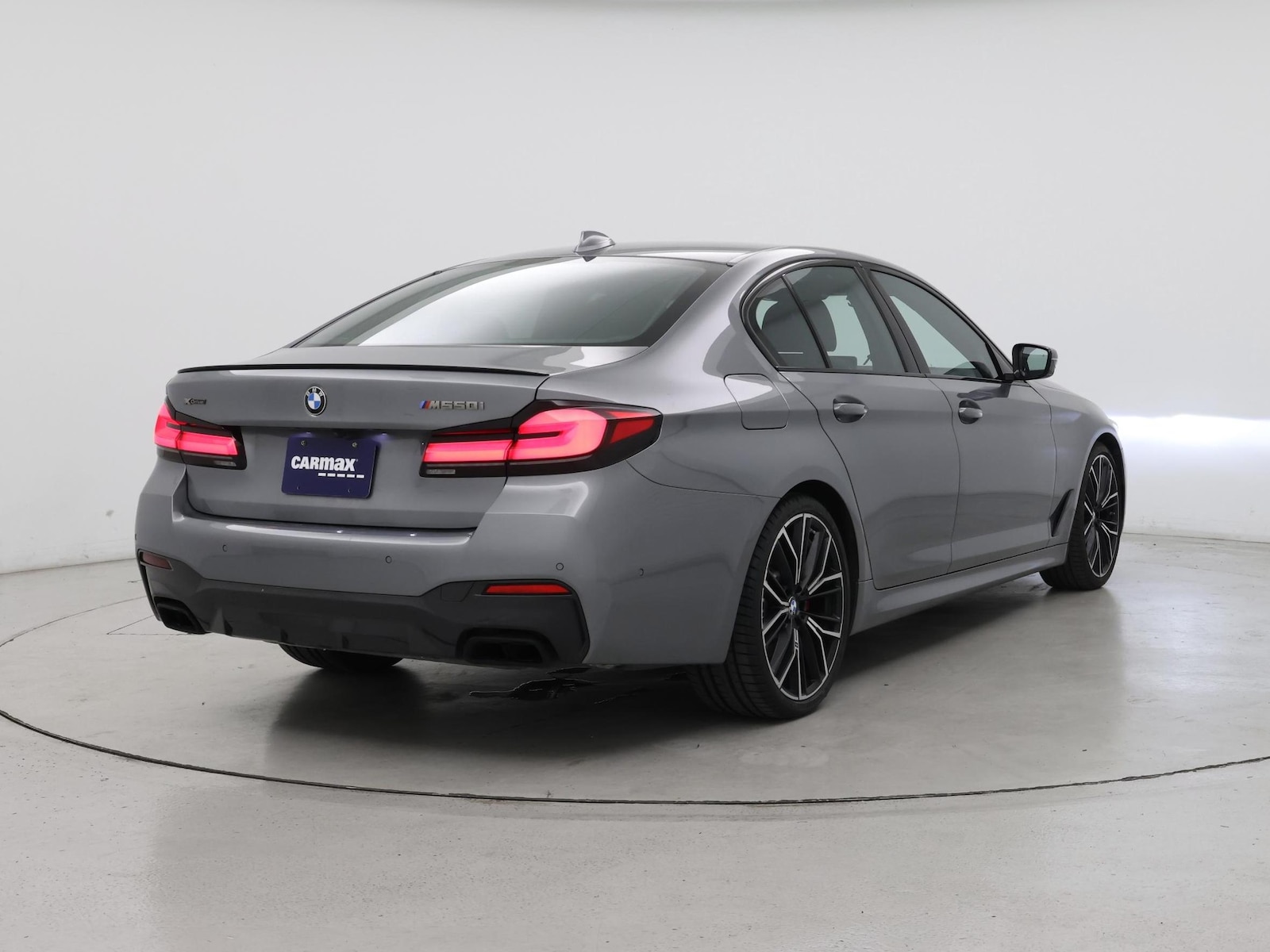 2023 BMW 5 Series M550i - Photo 9