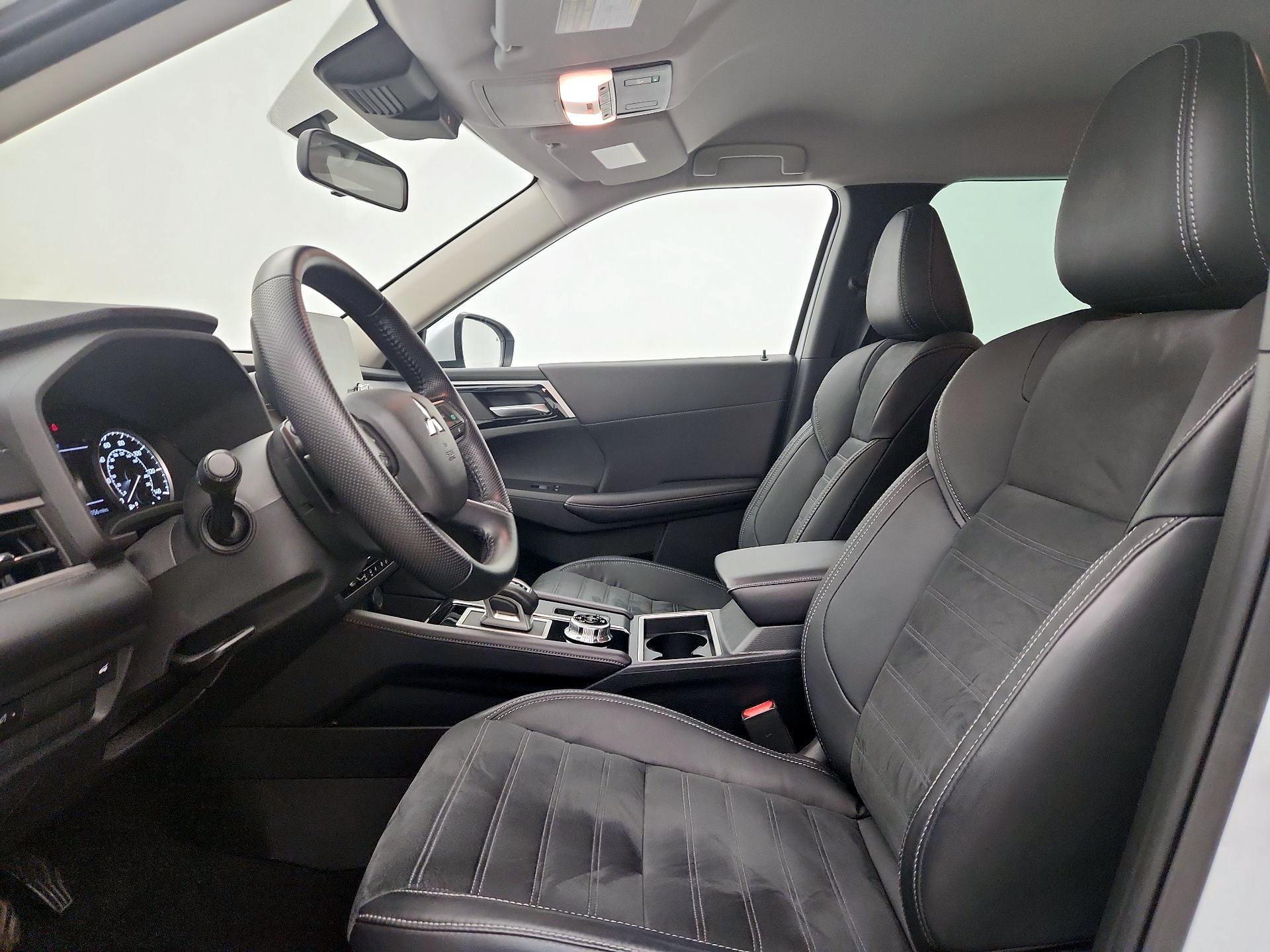 Thumbnail: 2022 Mitsubishi Outlander - 11