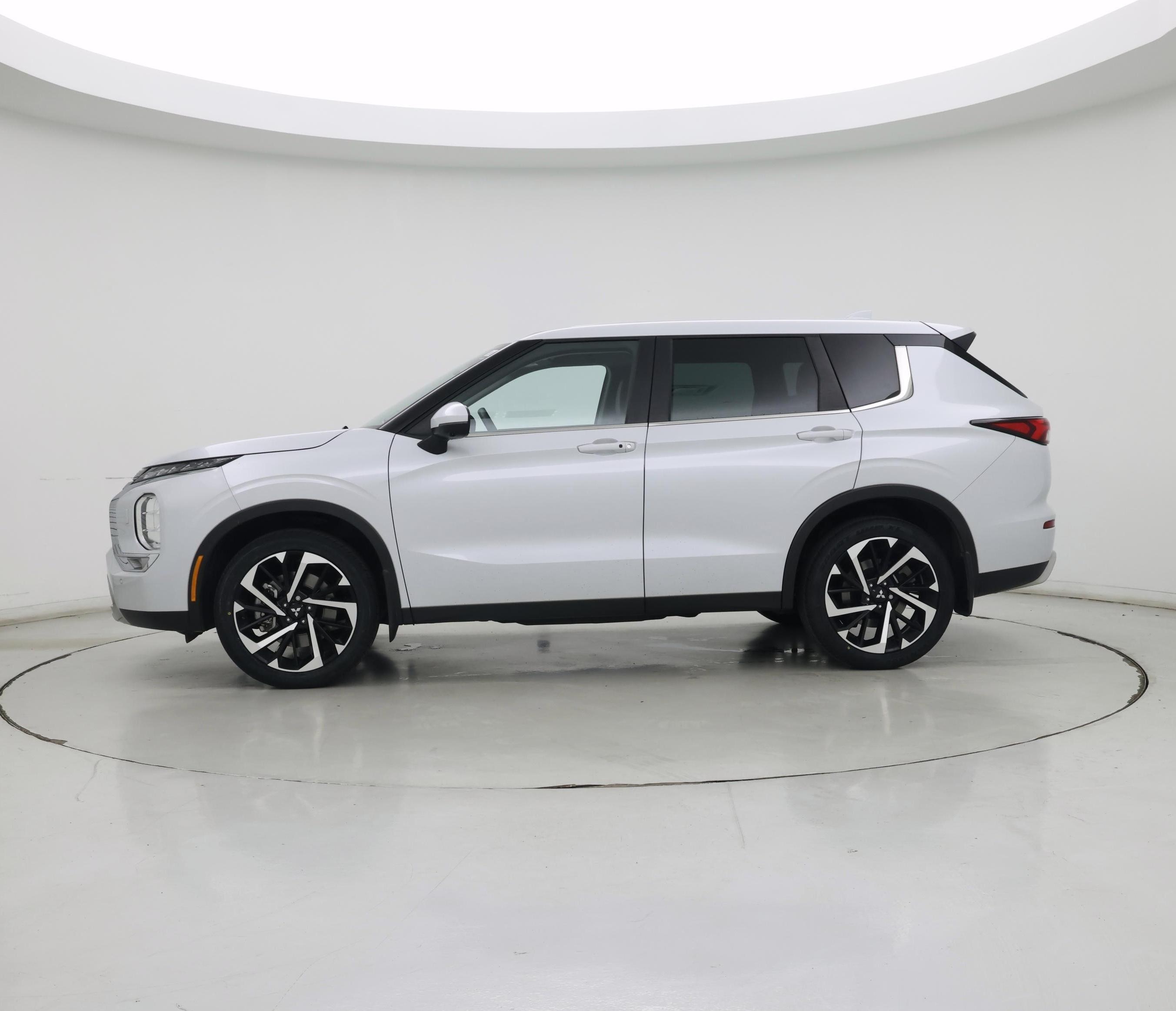 Thumbnail: 2022 Mitsubishi Outlander - 3
