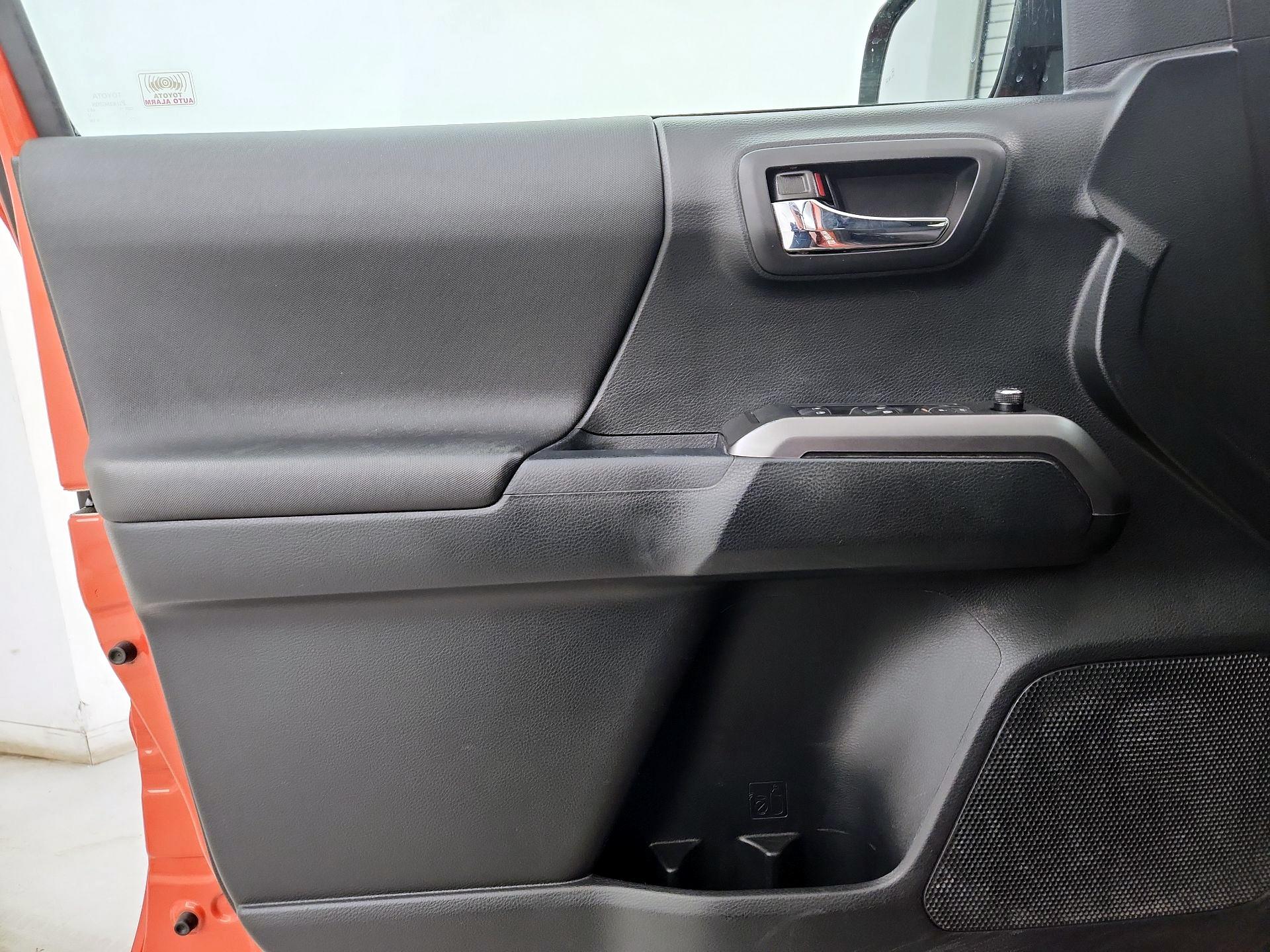 Thumbnail: 2016 Toyota Tacoma - 12