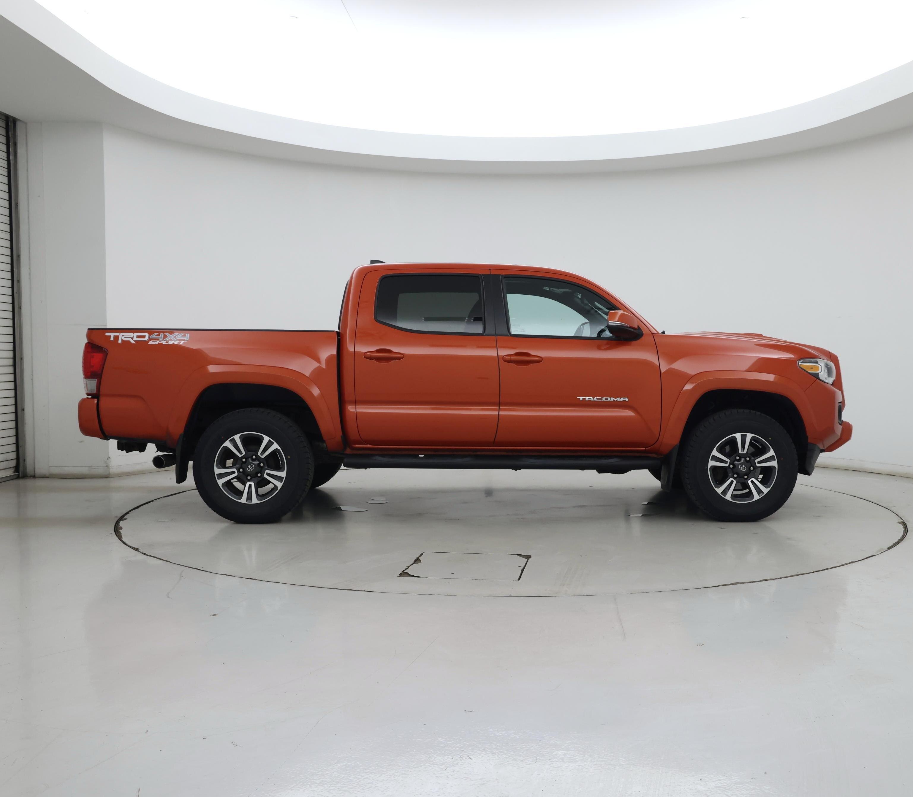 Thumbnail: 2016 Toyota Tacoma - 7