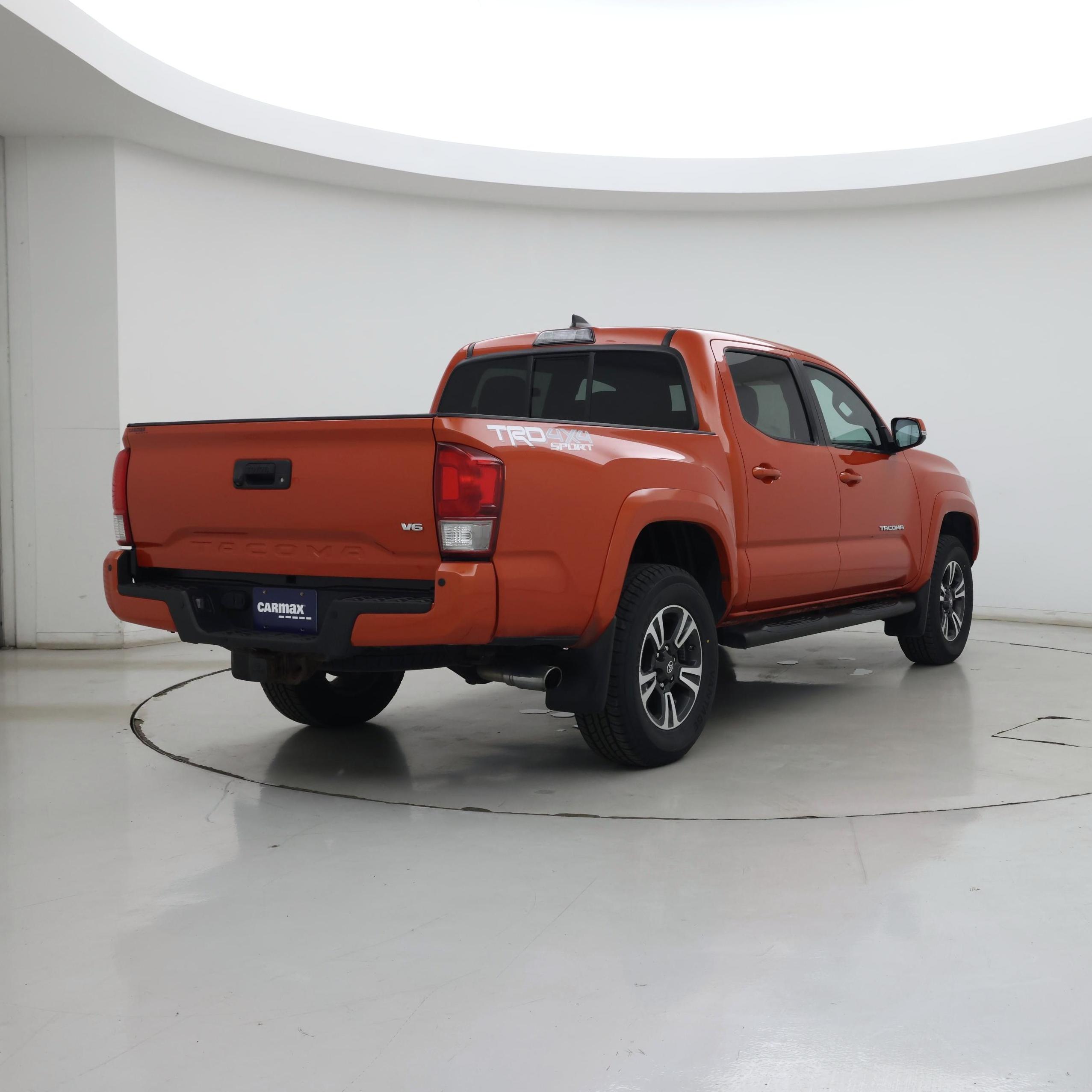 Thumbnail: 2016 Toyota Tacoma - 8