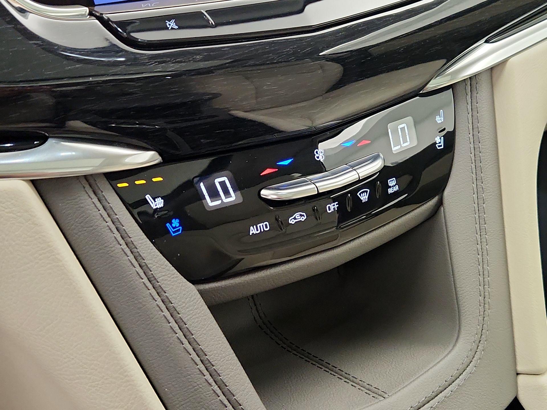Thumbnail: 2023 Cadillac XT6 - 17