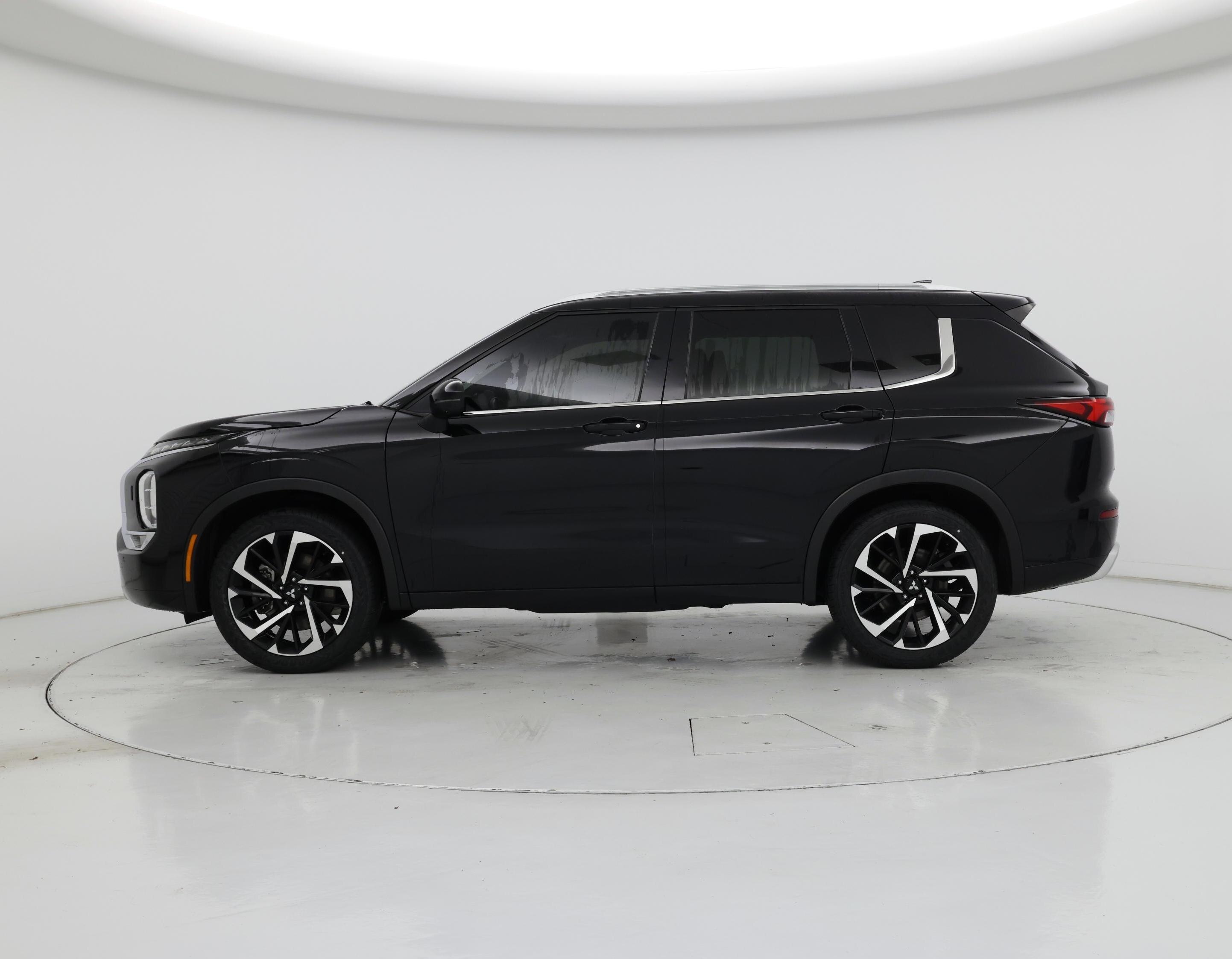 Thumbnail: 2022 Mitsubishi Outlander - 3