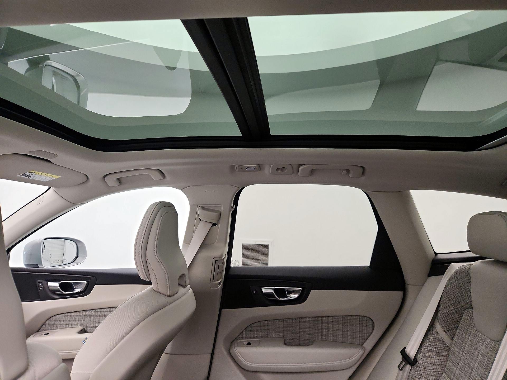 Thumbnail: 2022 Volvo XC60 - 17