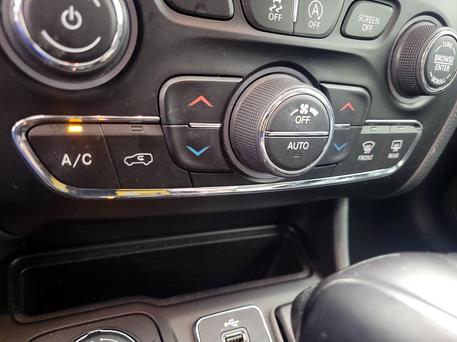 Thumbnail: 2019 Jeep Cherokee - 16