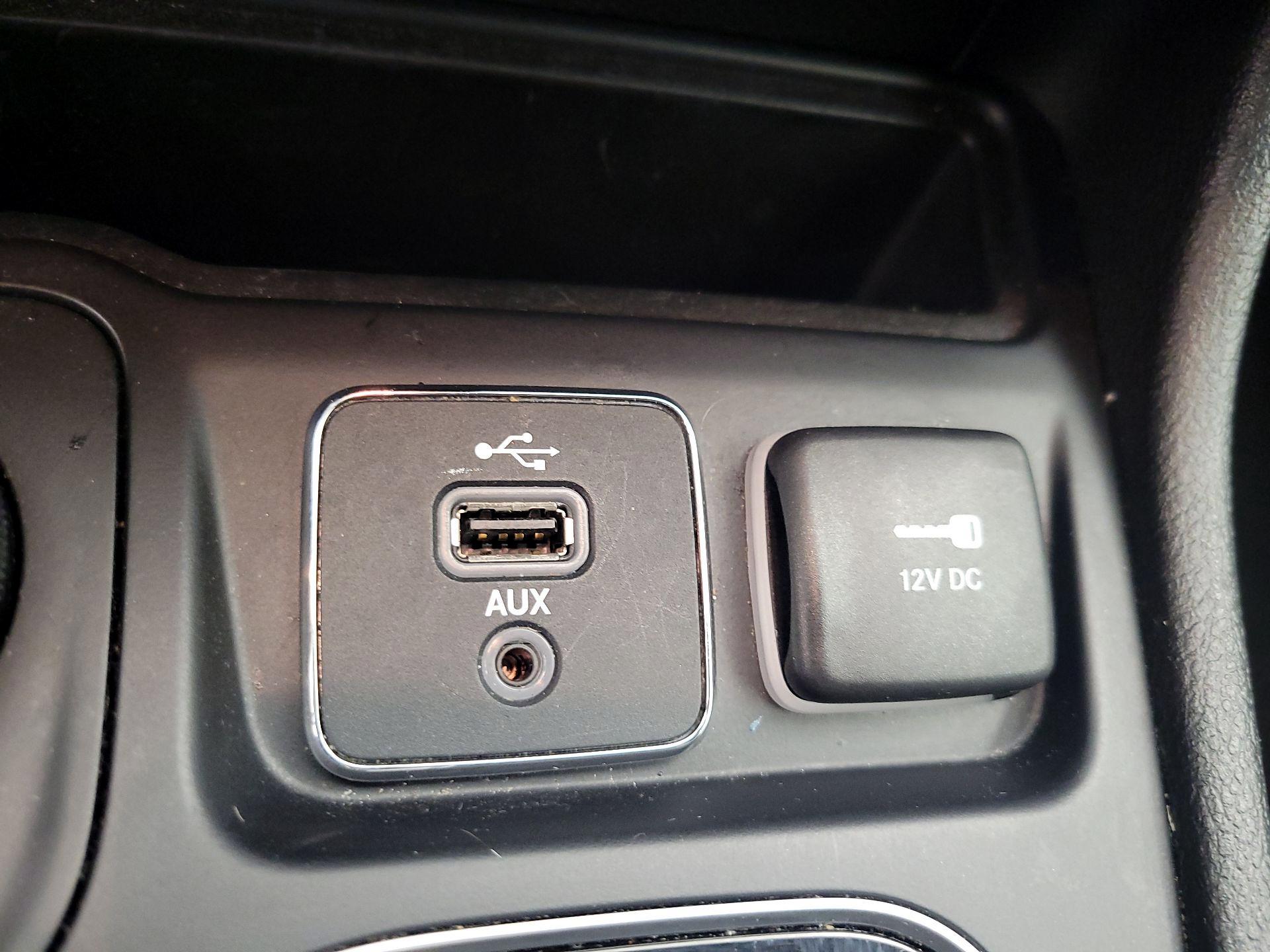 Thumbnail: 2019 Jeep Cherokee - 18