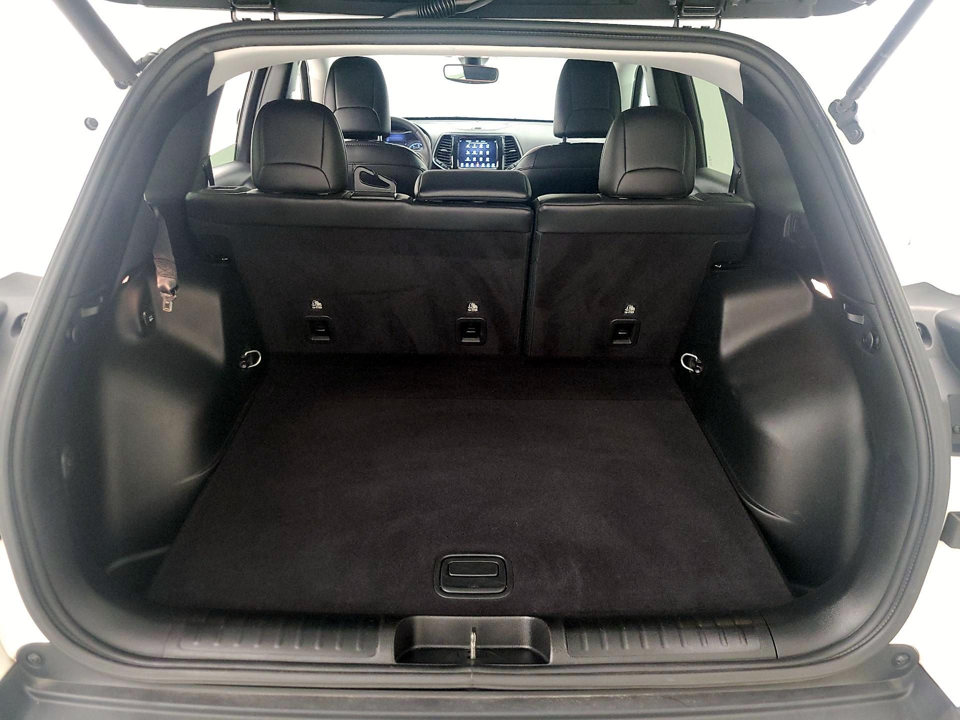 Thumbnail: 2019 Jeep Cherokee - 20