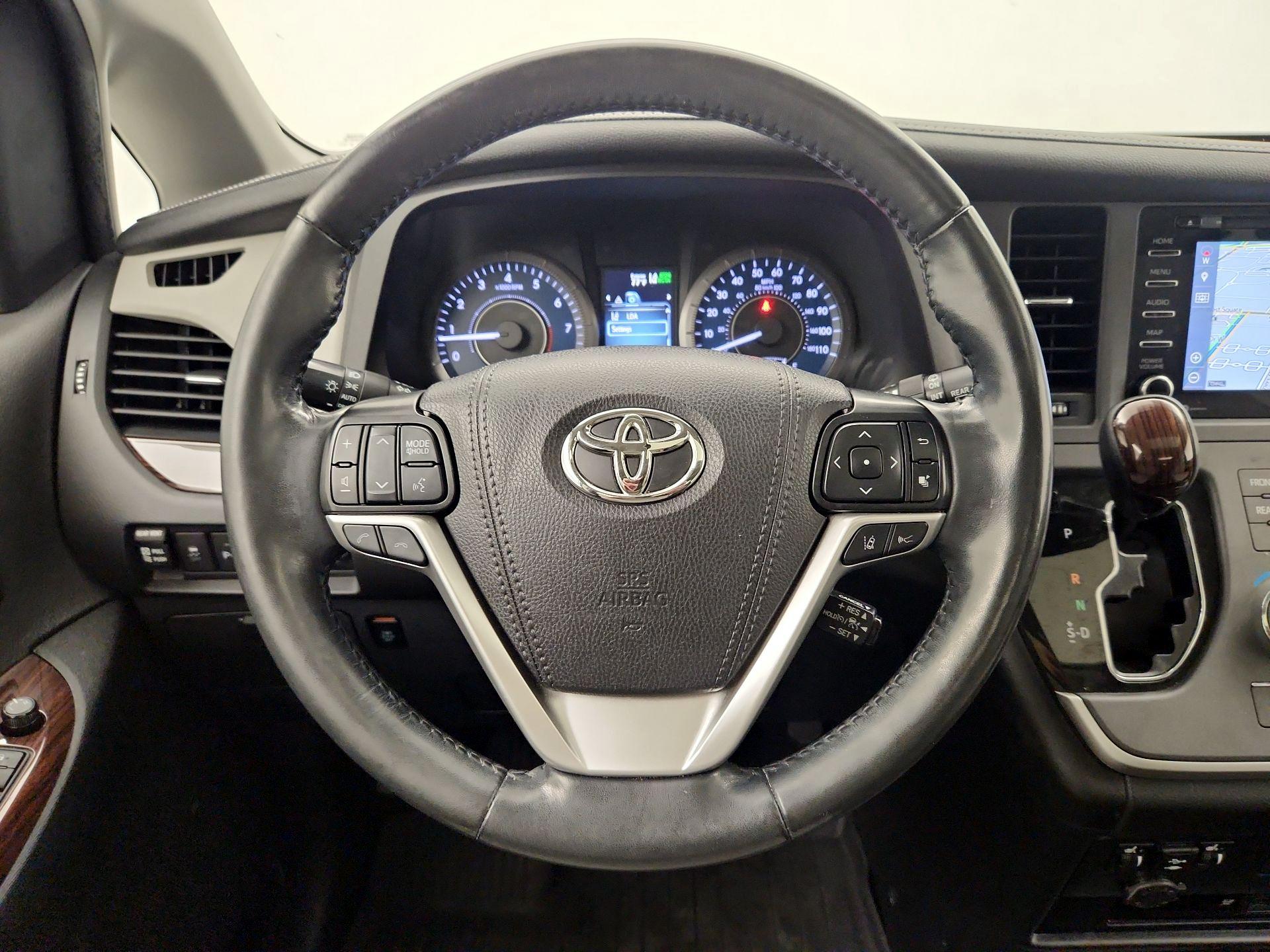 Thumbnail: 2020 Toyota Sienna - 10
