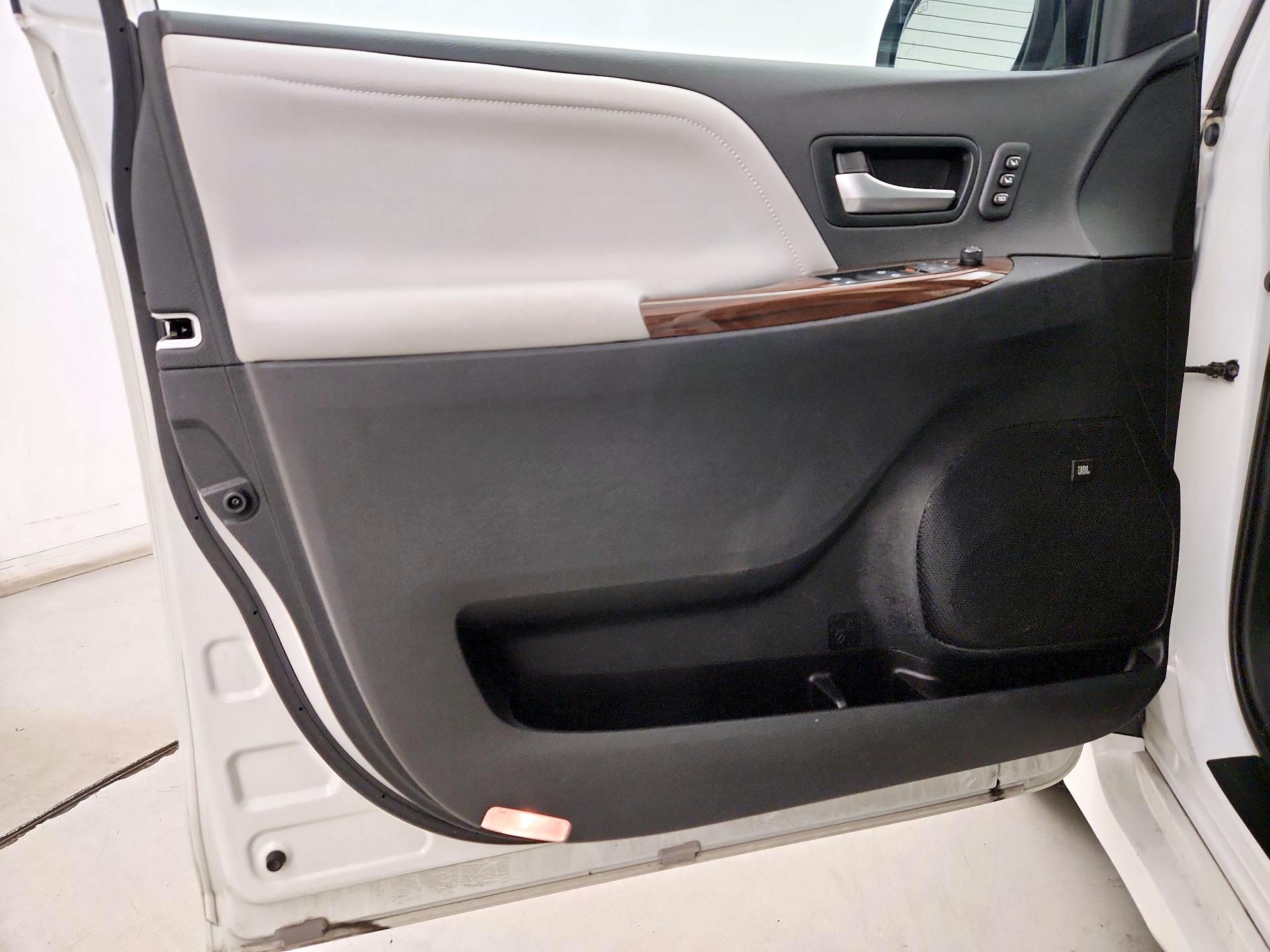Thumbnail: 2020 Toyota Sienna - 12