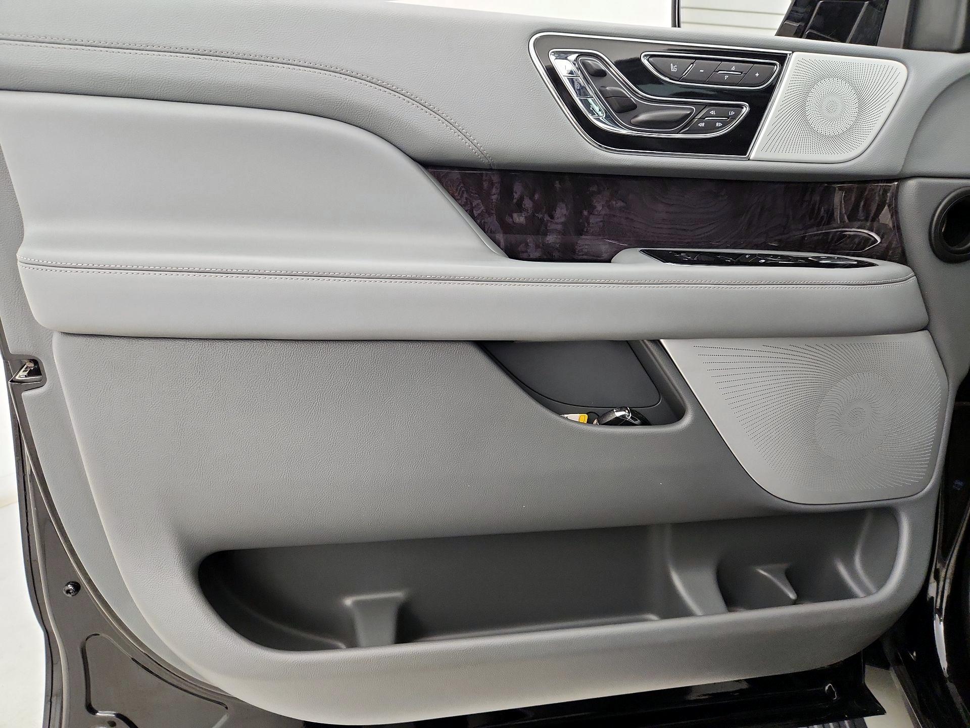 Thumbnail: 2018 Lincoln Navigator L - 12