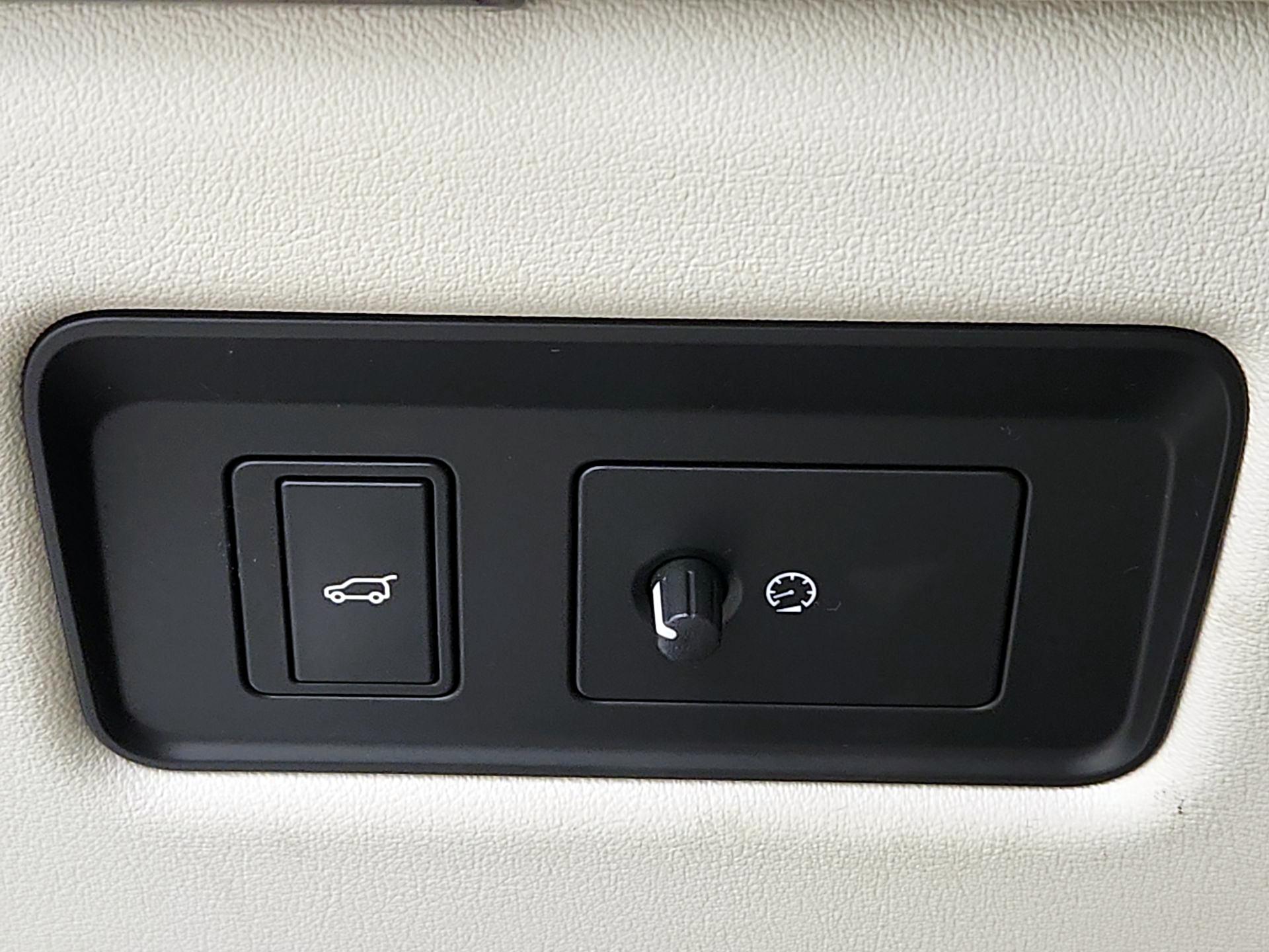 Thumbnail: 2020 Land Rover Range Rover - 13