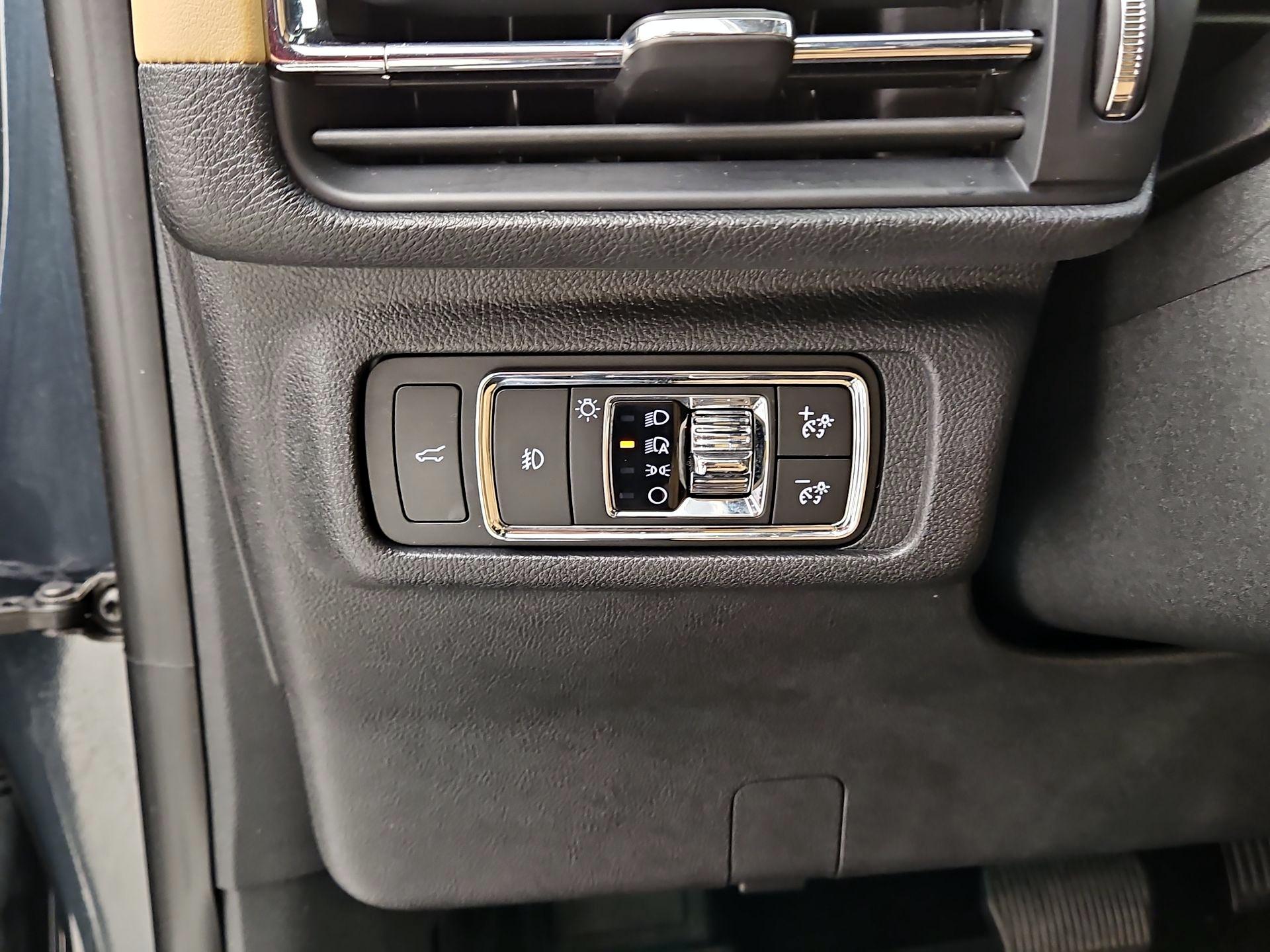 Thumbnail: 2020 Lincoln Corsair - 13