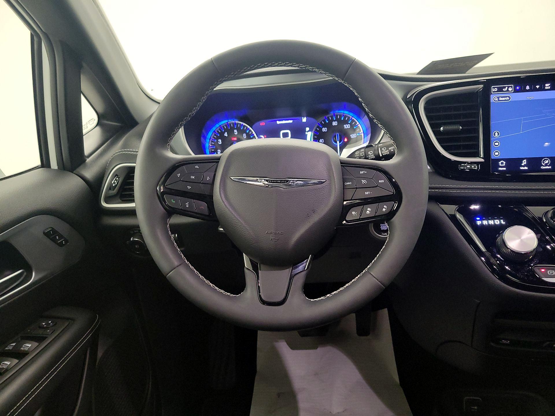 Thumbnail: 2022 Chrysler Pacifica - 10