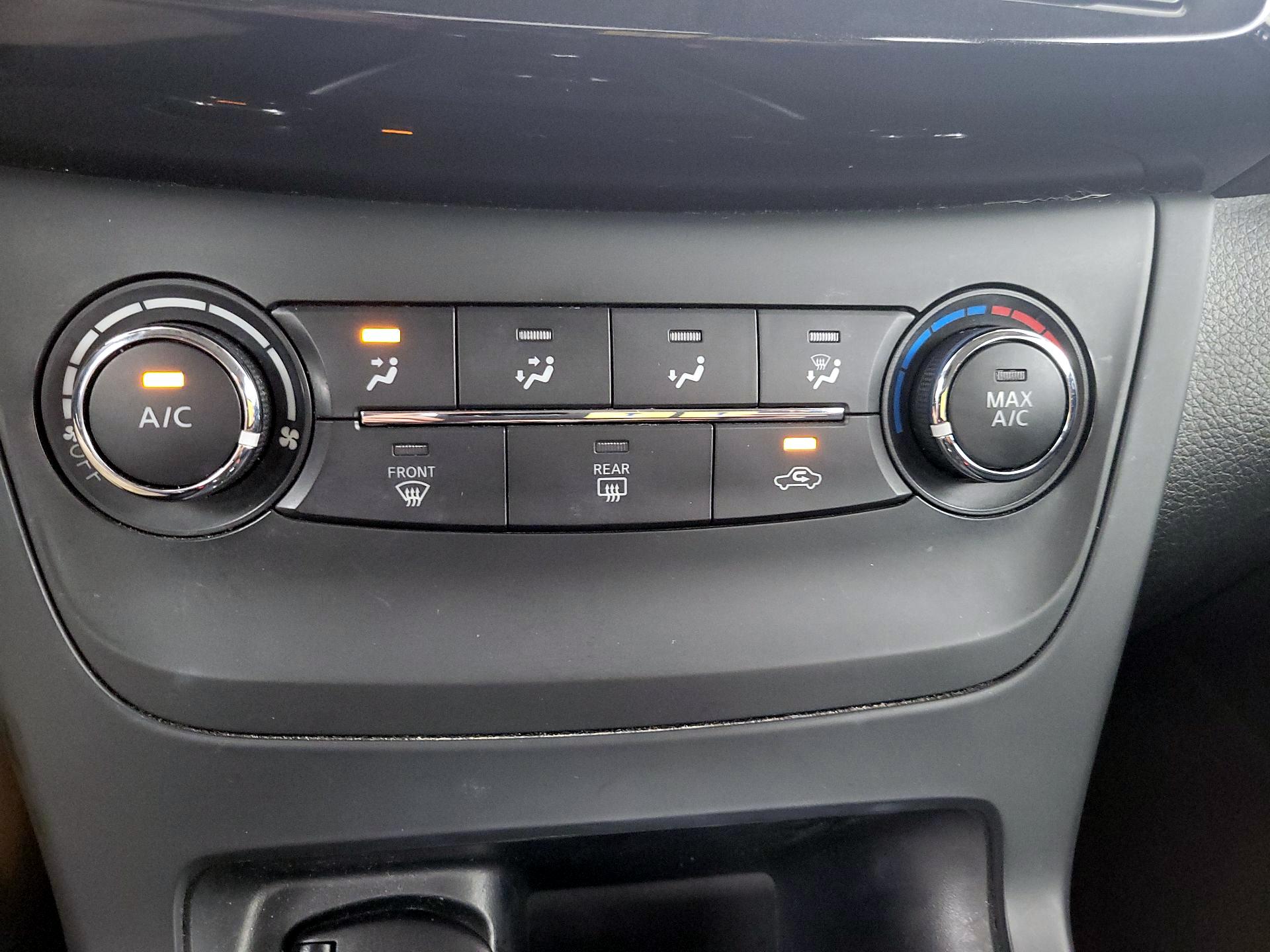 Thumbnail: 2016 Nissan Sentra - 16