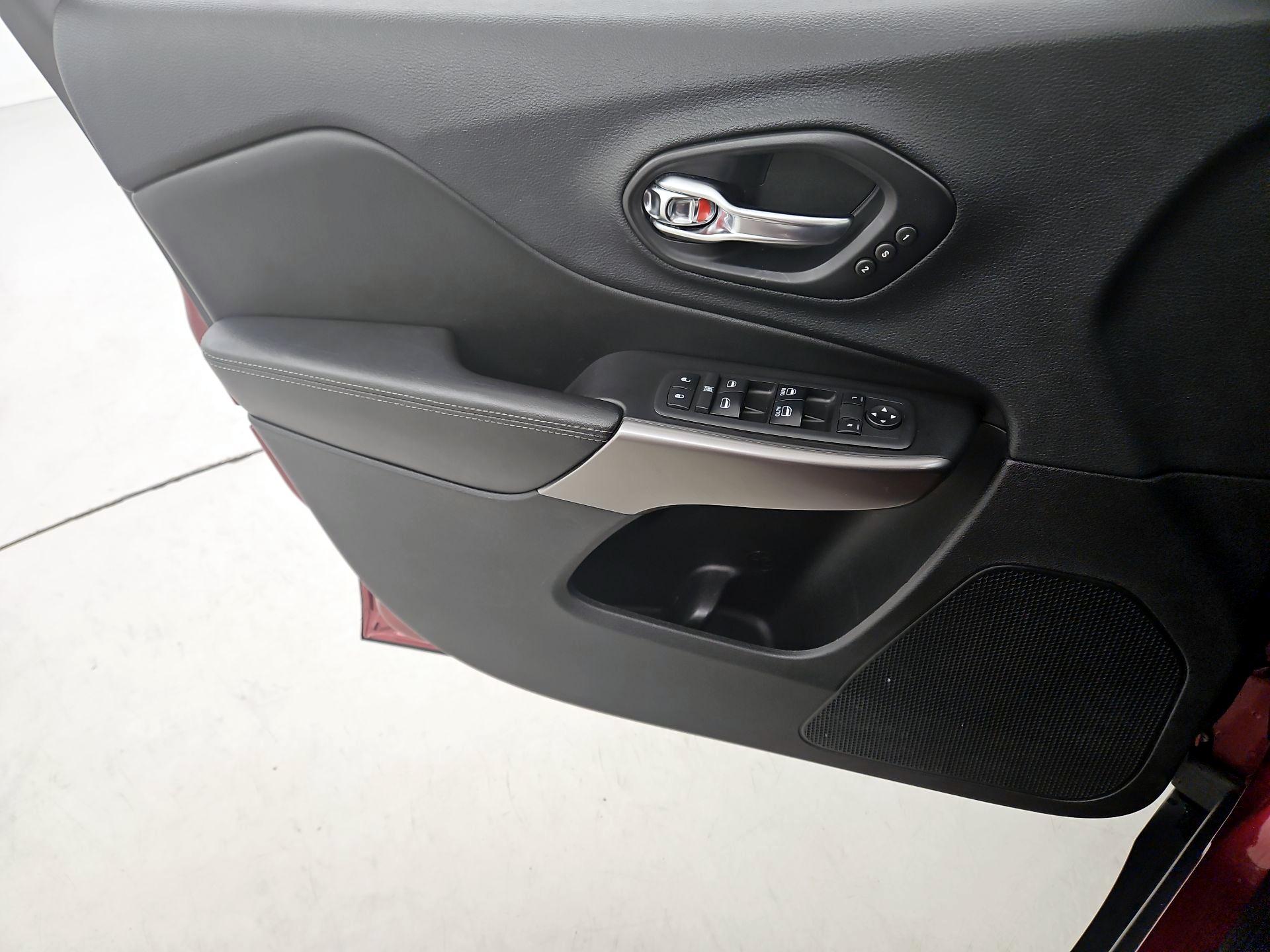 Thumbnail: 2019 Jeep Cherokee - 12
