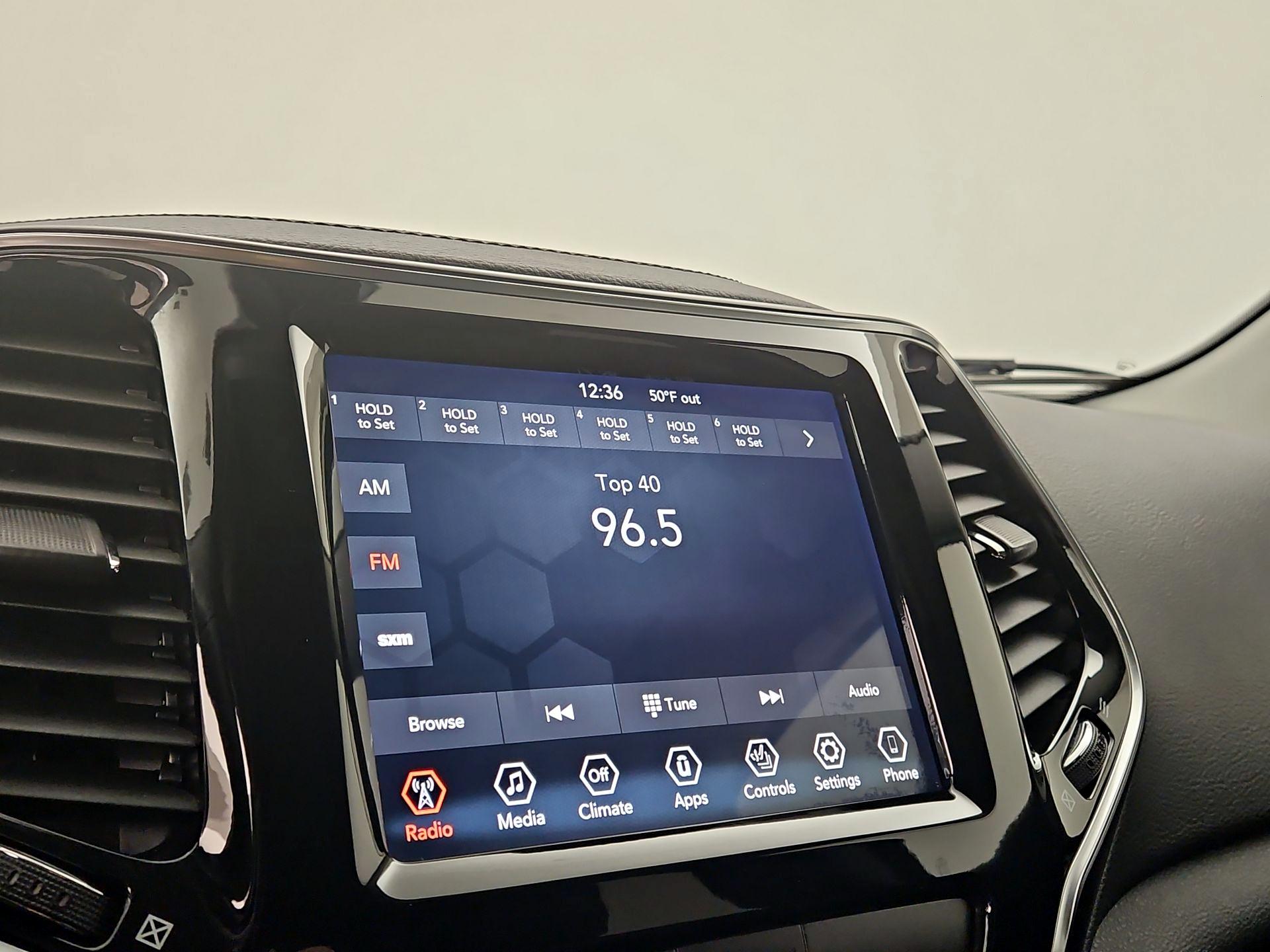 Thumbnail: 2019 Jeep Cherokee - 15