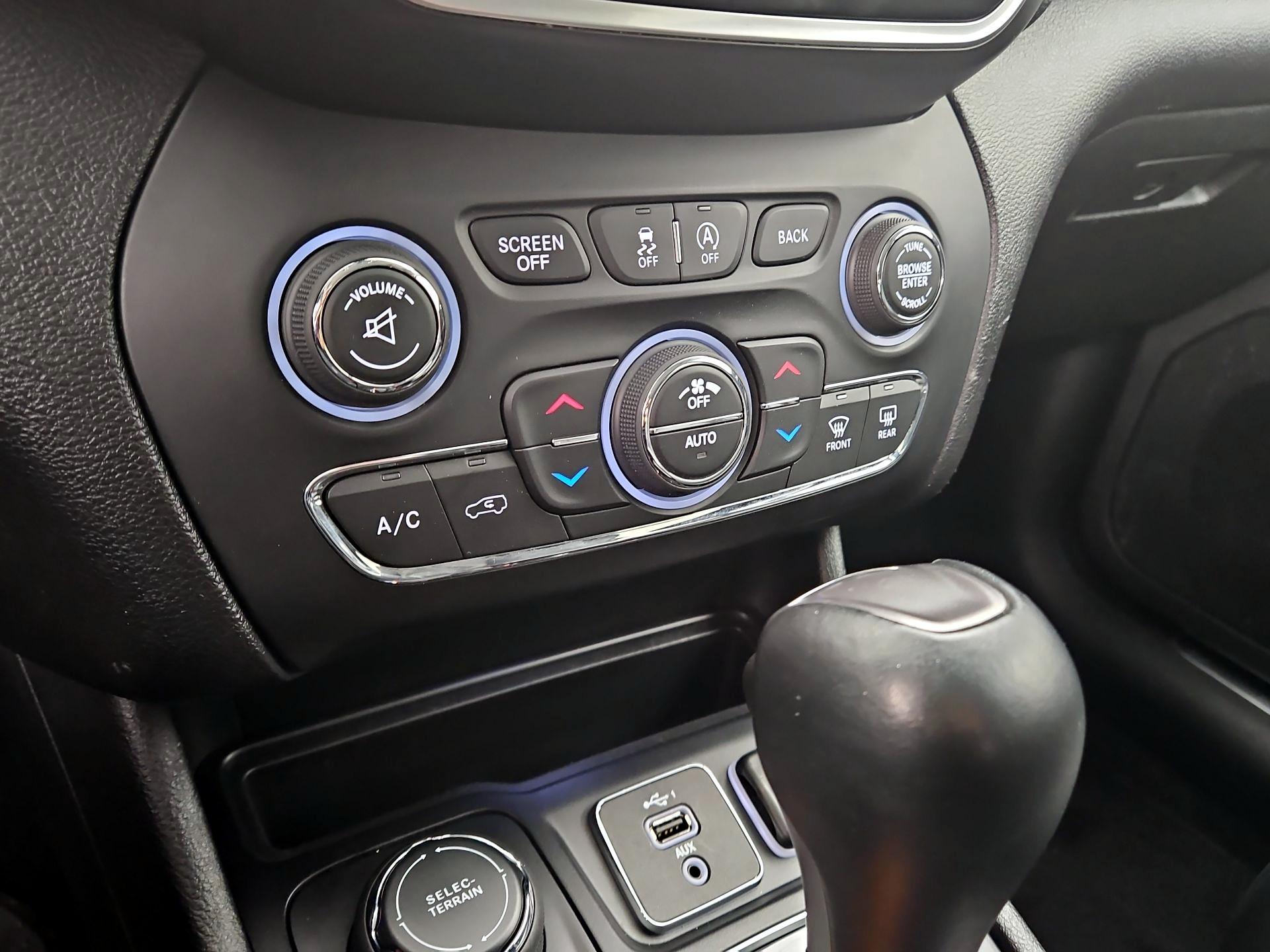 Thumbnail: 2019 Jeep Cherokee - 16
