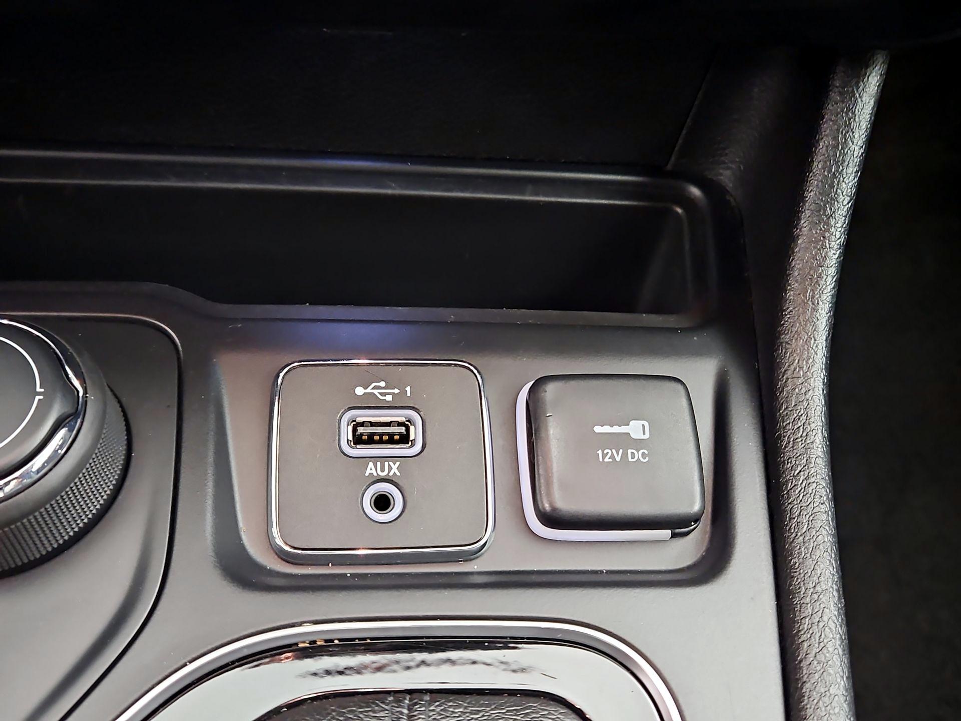 Thumbnail: 2019 Jeep Cherokee - 18