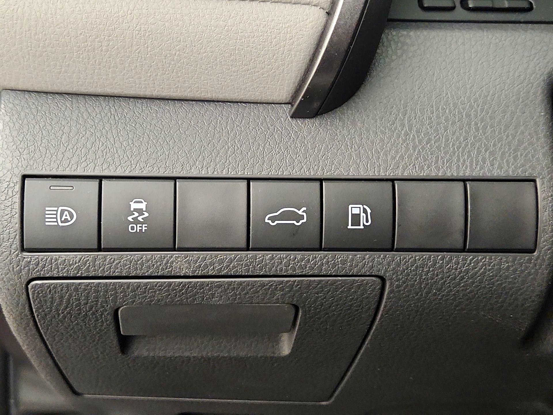 Thumbnail: 2018 Toyota Camry - 13