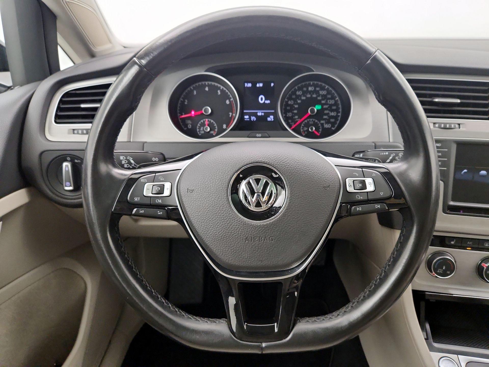 Thumbnail: 2016 Volkswagen Golf - 10