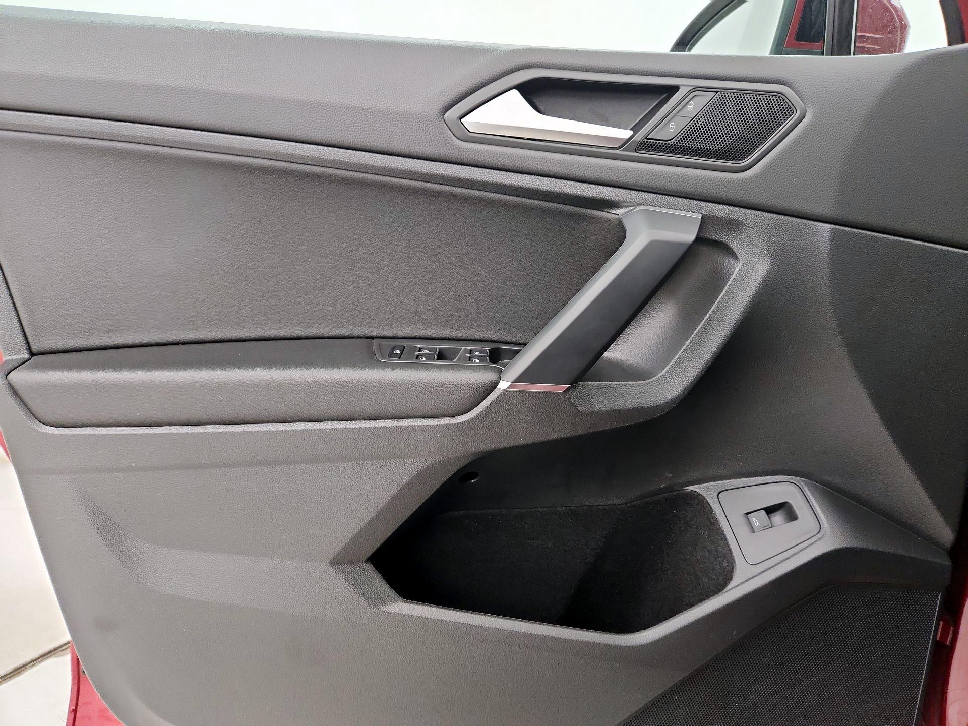 Thumbnail: 2020 Volkswagen Tiguan - 12