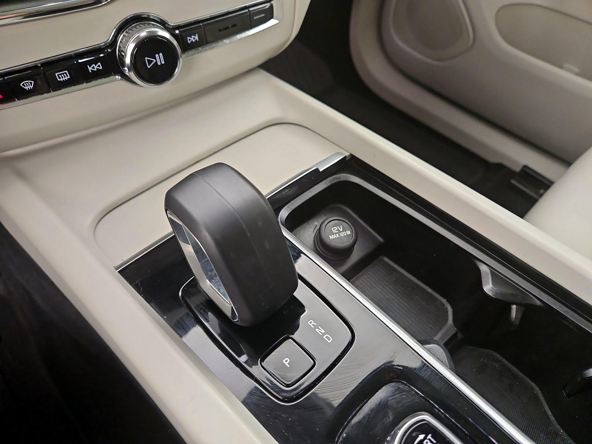 Thumbnail: 2023 Volvo XC60 - 17