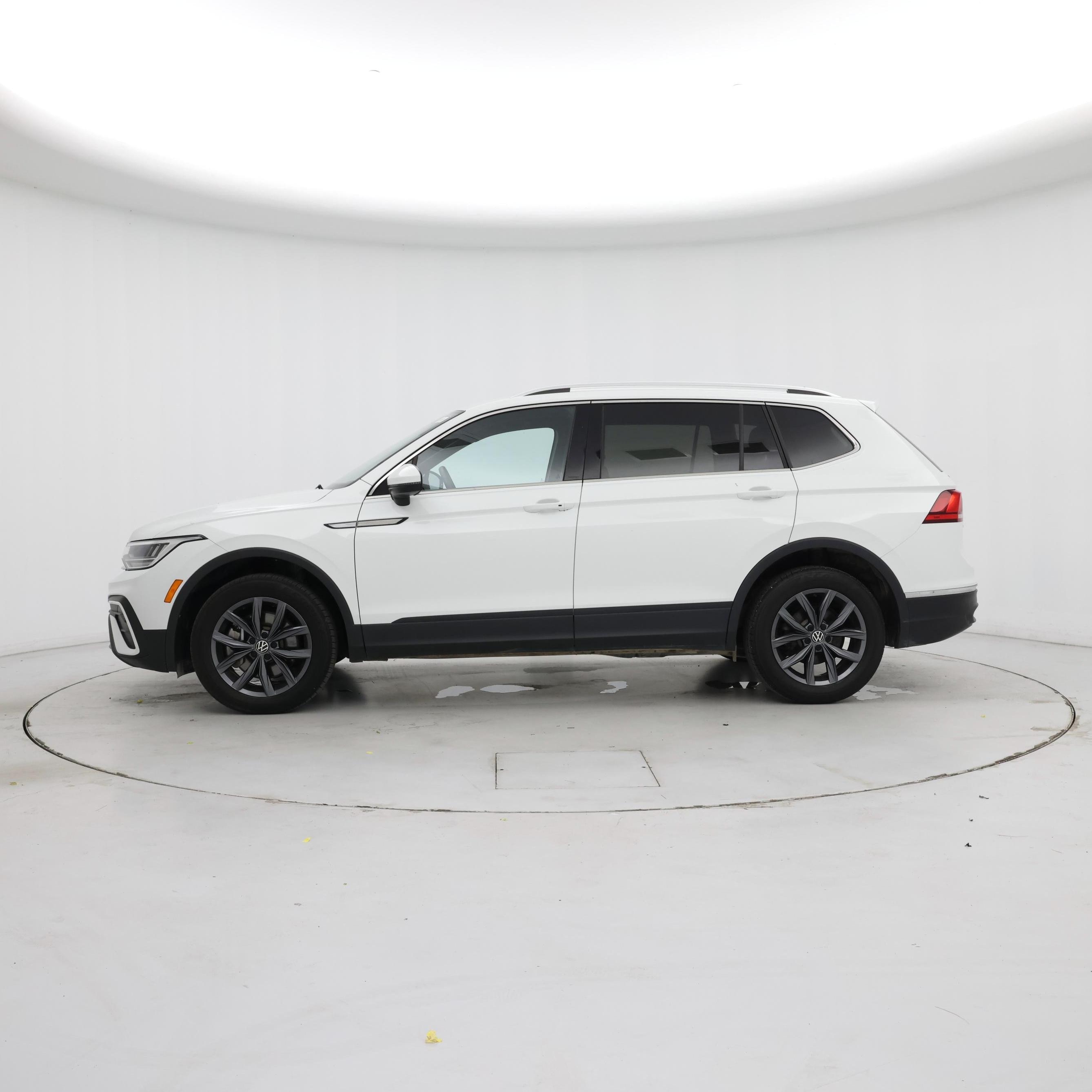 Thumbnail: 2022 Volkswagen Tiguan - 3