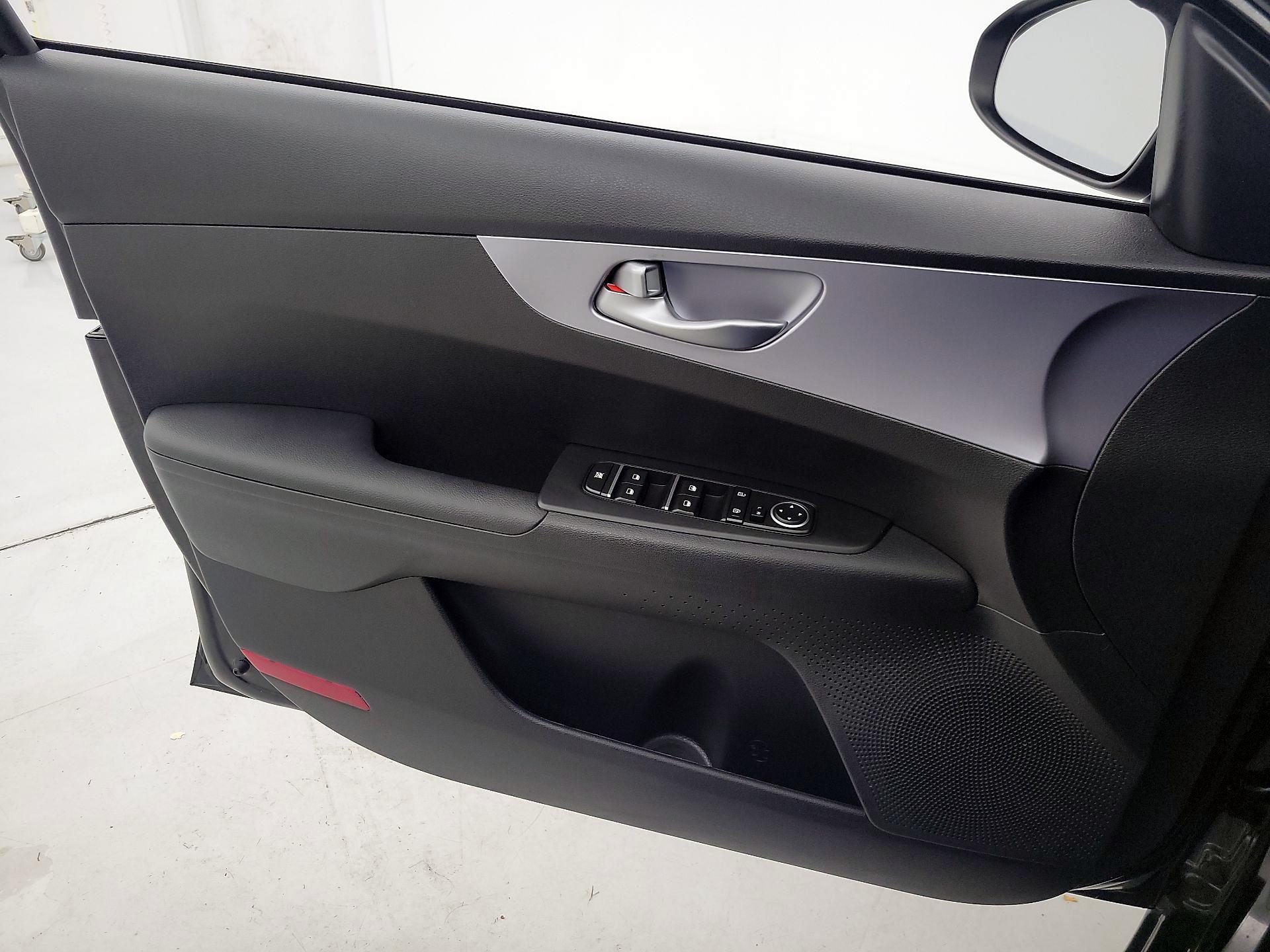 Thumbnail: 2022 Kia Forte - 12