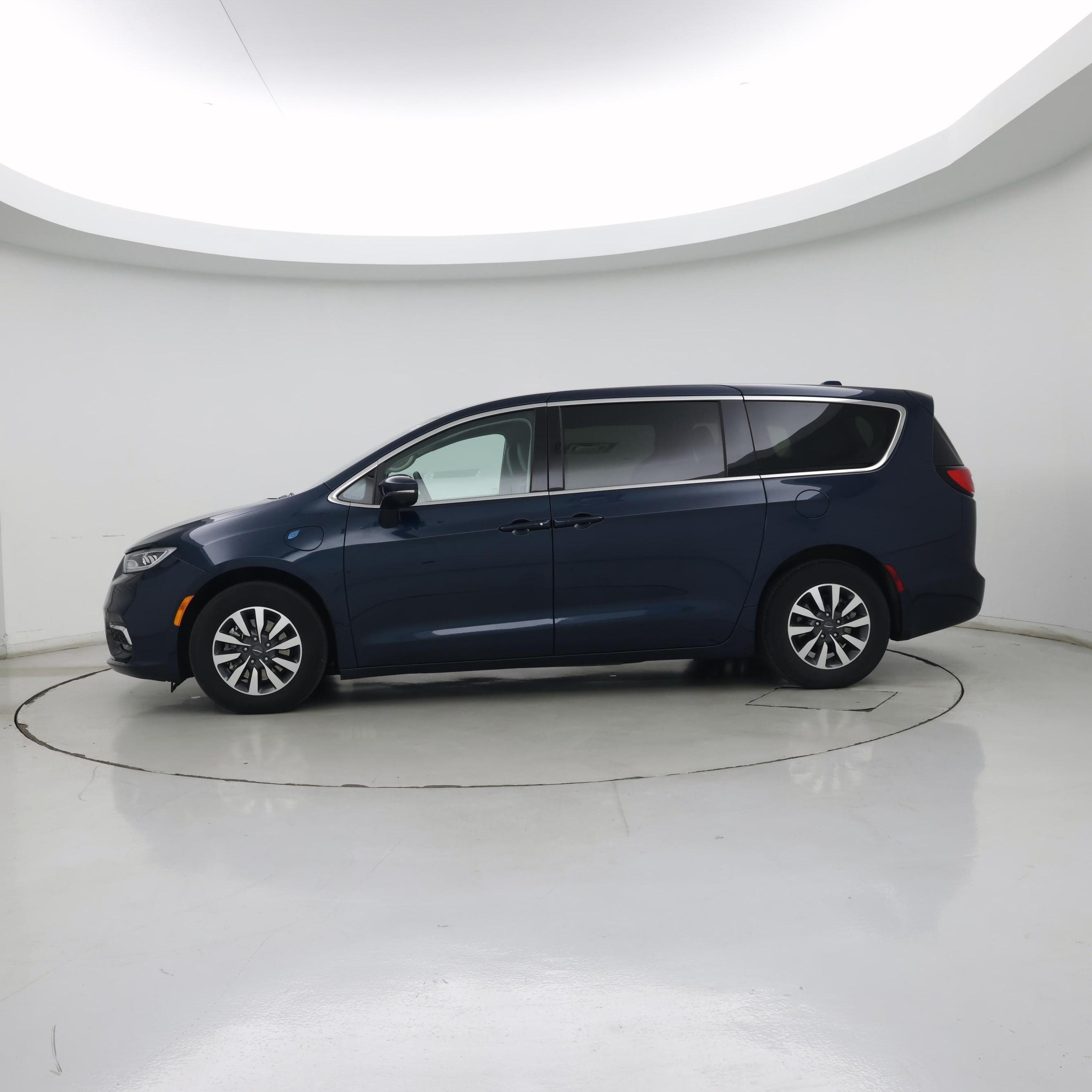 Thumbnail: 2022 Chrysler Pacifica - 3