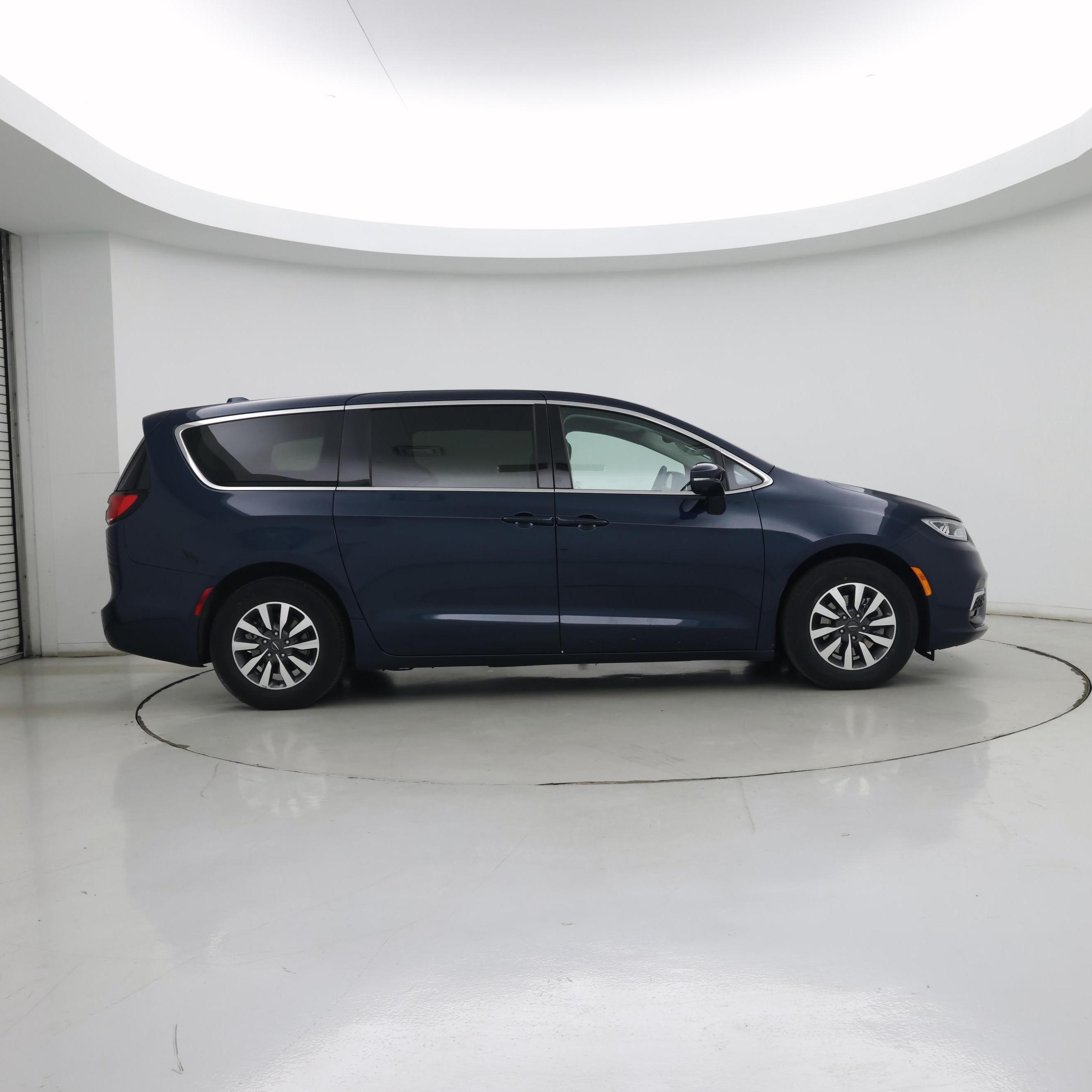 Thumbnail: 2022 Chrysler Pacifica - 7