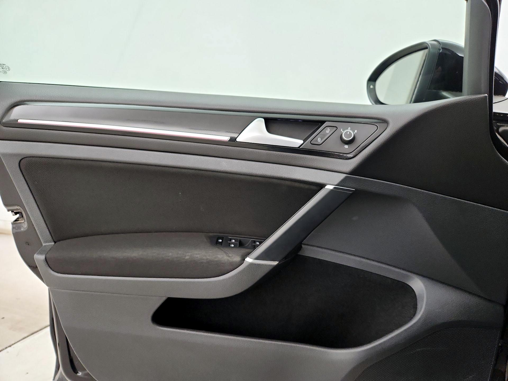 Thumbnail: 2016 Volkswagen Golf - 12