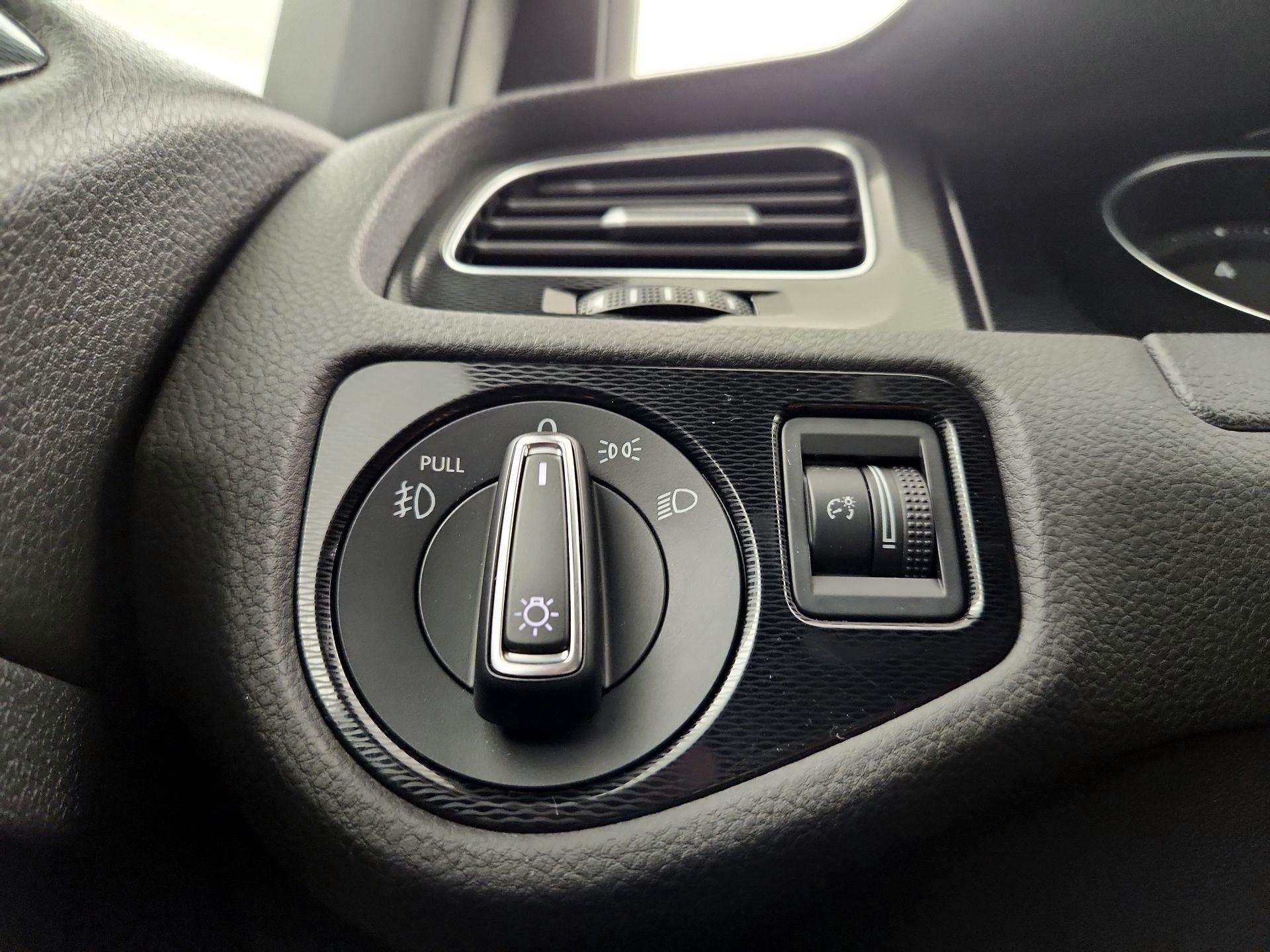 Thumbnail: 2016 Volkswagen Golf - 13