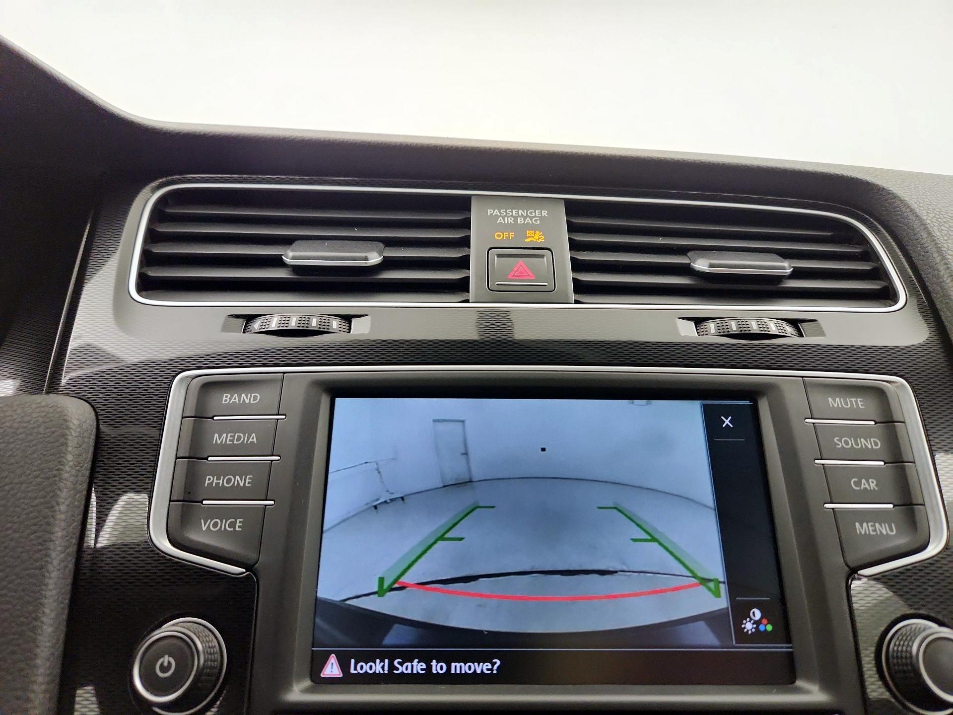 Thumbnail: 2016 Volkswagen Golf - 14